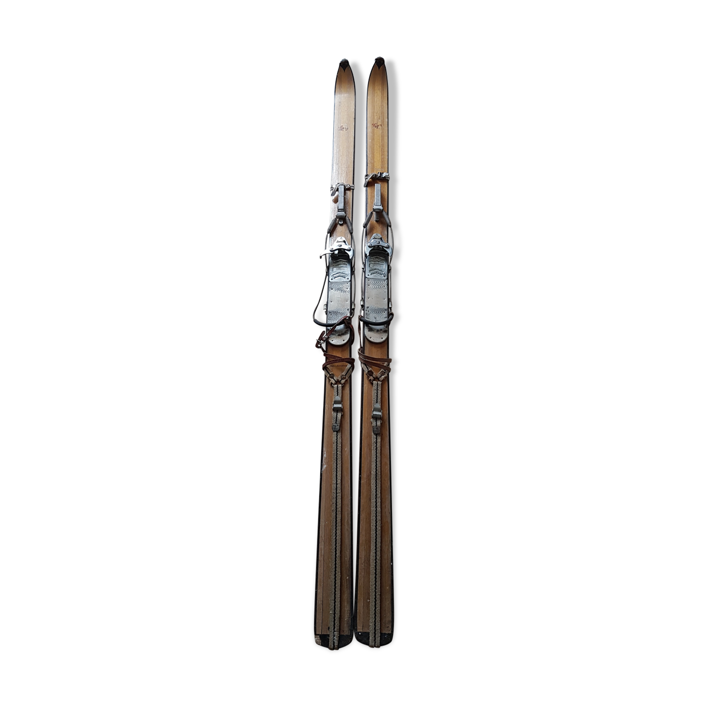 Nordic skiing in wood and skin former