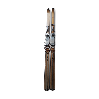 Nordic skiing in wood and skin former