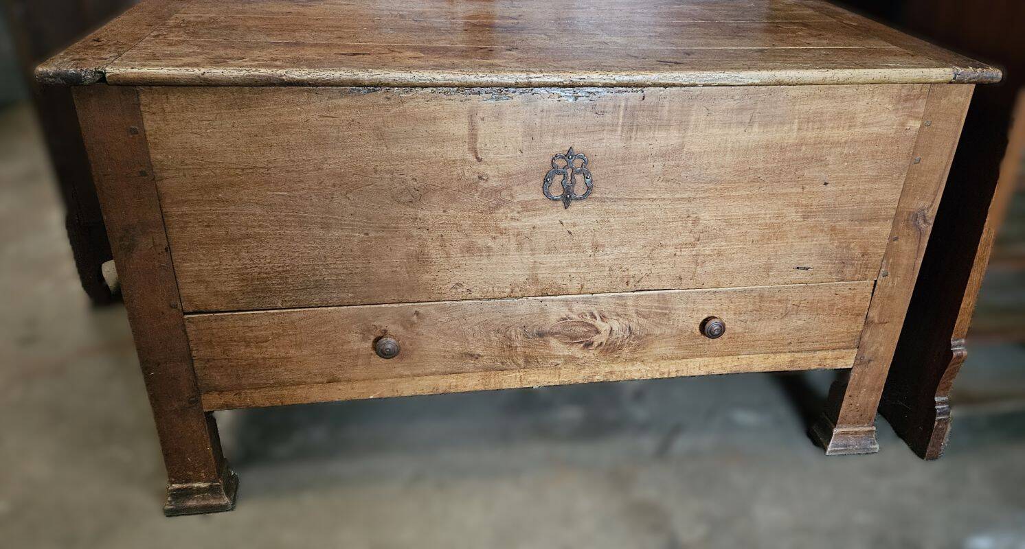 Ancienne Maie Ou Coffre En Bois Naturel Avec Un Tiroir