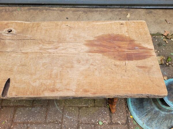 Banc de jardin en fonte de style campagnard français avec vieille planche de bois de grange