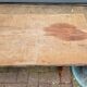 Banc de jardin en fonte de style campagnard français avec vieille planche de bois de grange