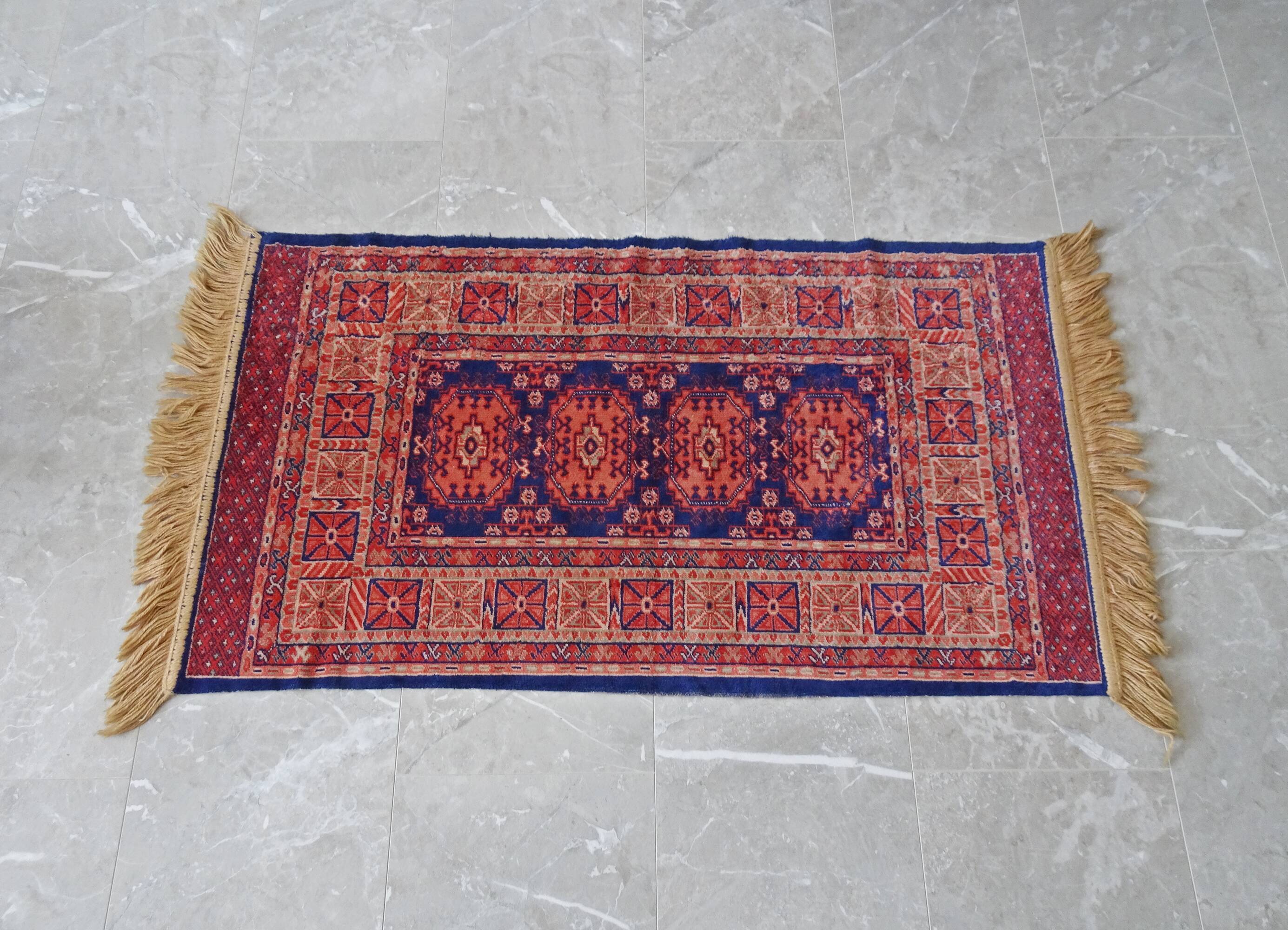 Orient carpet blue red with fringes
