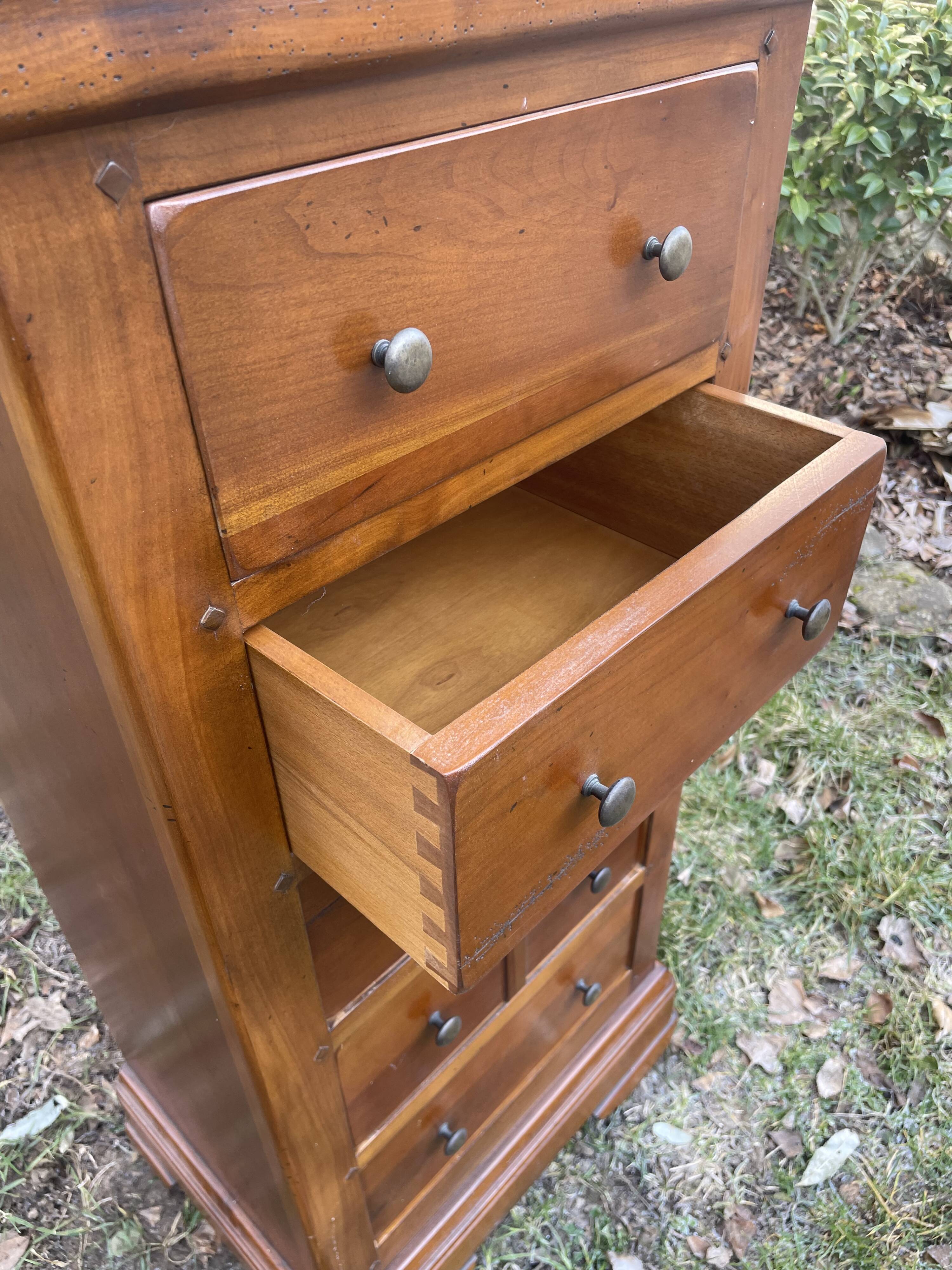 Drawer cabinet