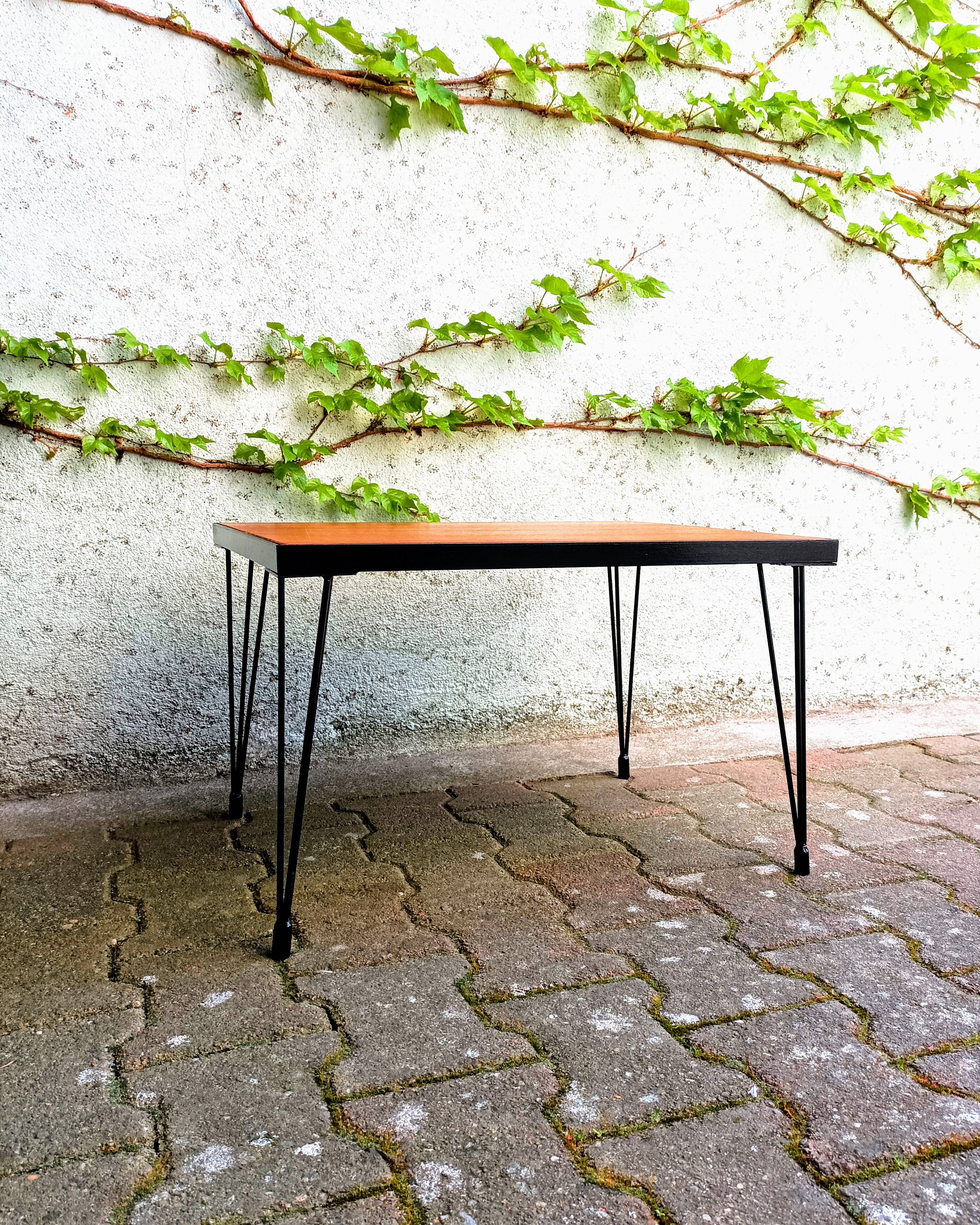 Table basse pieds épingles