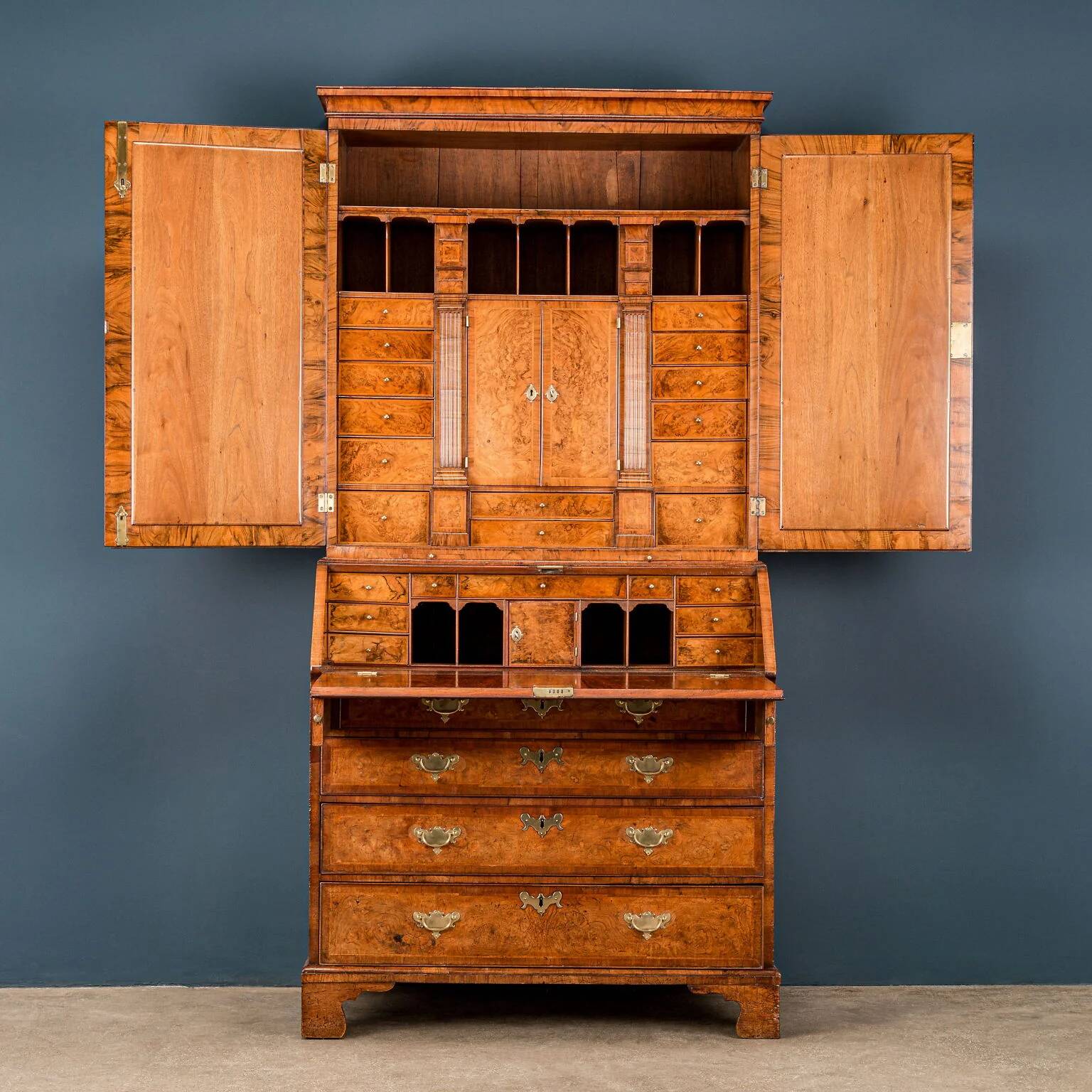 Queen Anne trumeau in walnut and oak, Great Britain, 18th century