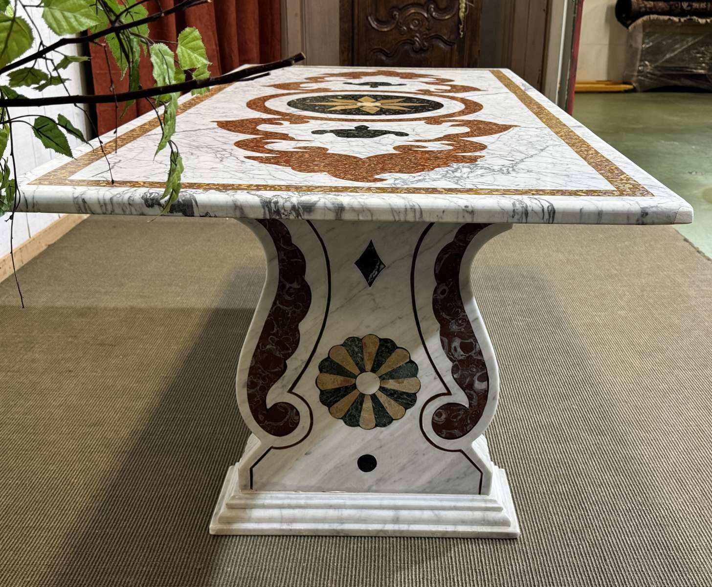 Italian marble dining table - 1970s craftsmanship