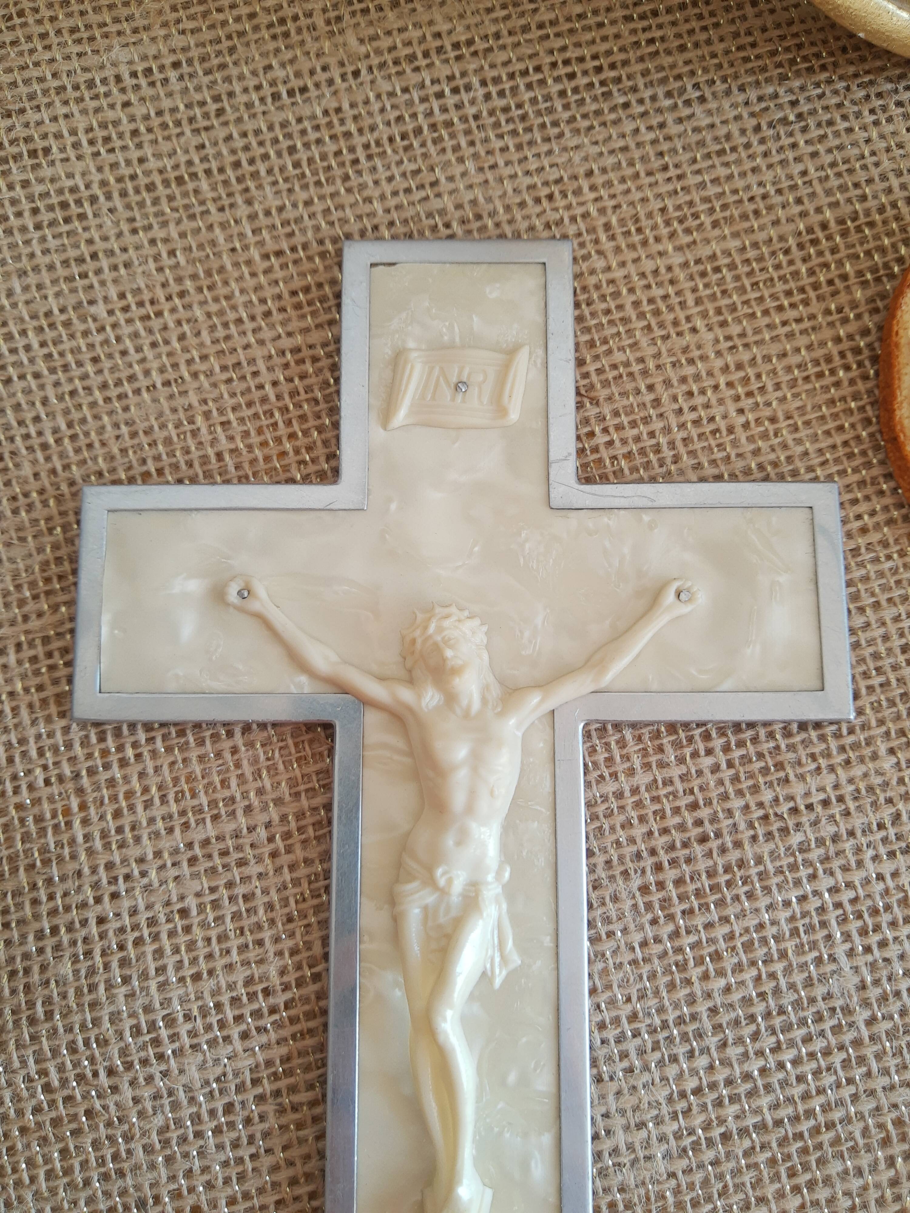 Crucifix en aluminium vintage