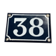 Plaque de rue en tôle émaillée bleue et blanche numéro 38