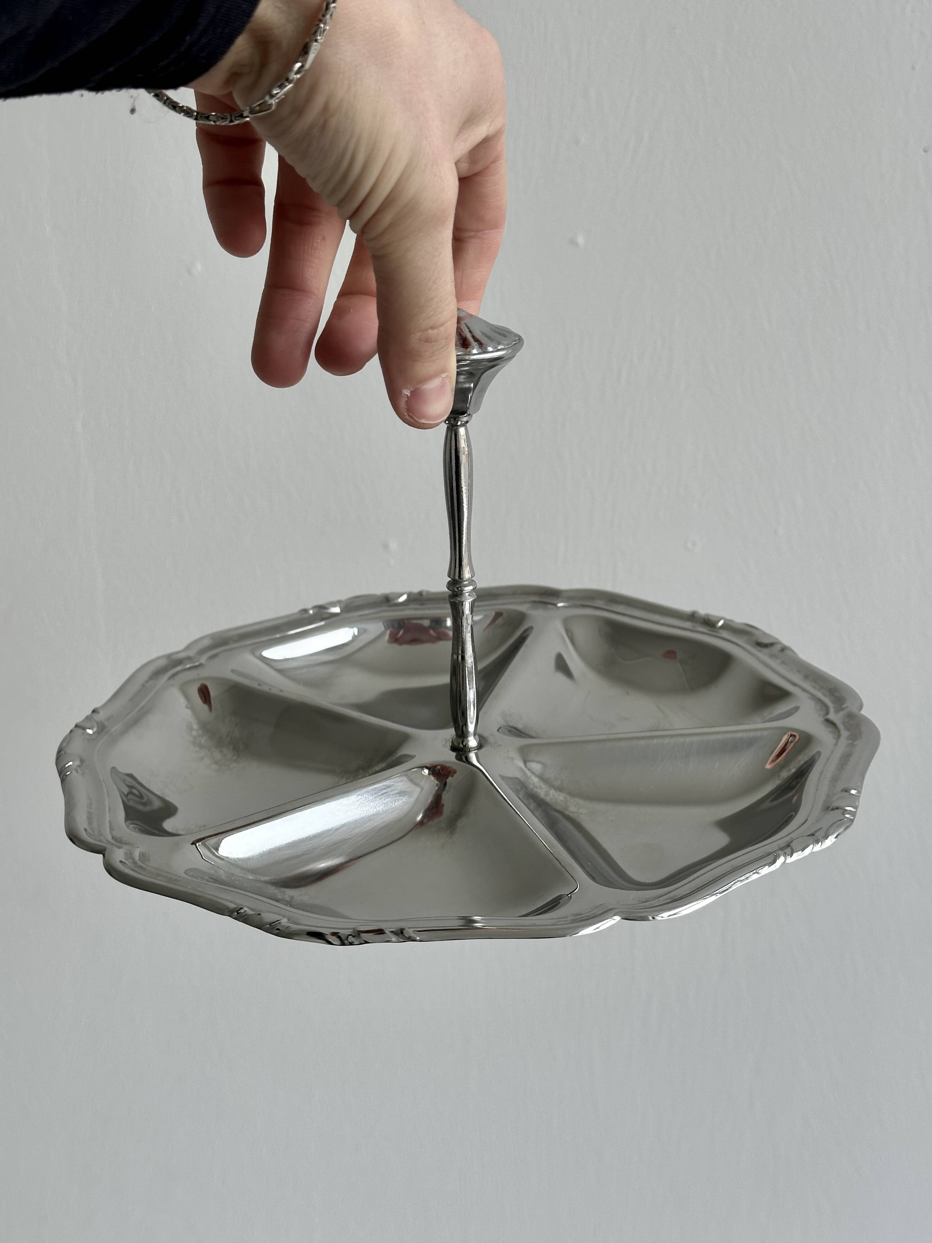 Round compartmented dish in polished stainless steel
