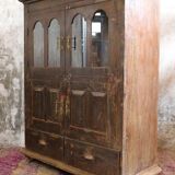 Buffet haut vitré sculpté avec 1 tablette et 2 tiroirs