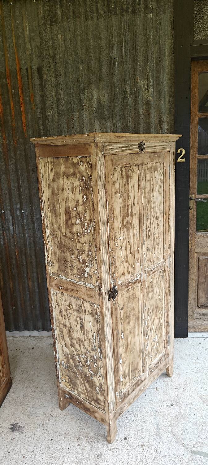 Parisian bonnetière wardrobe