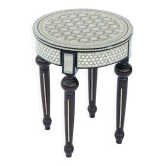 Pedestal table