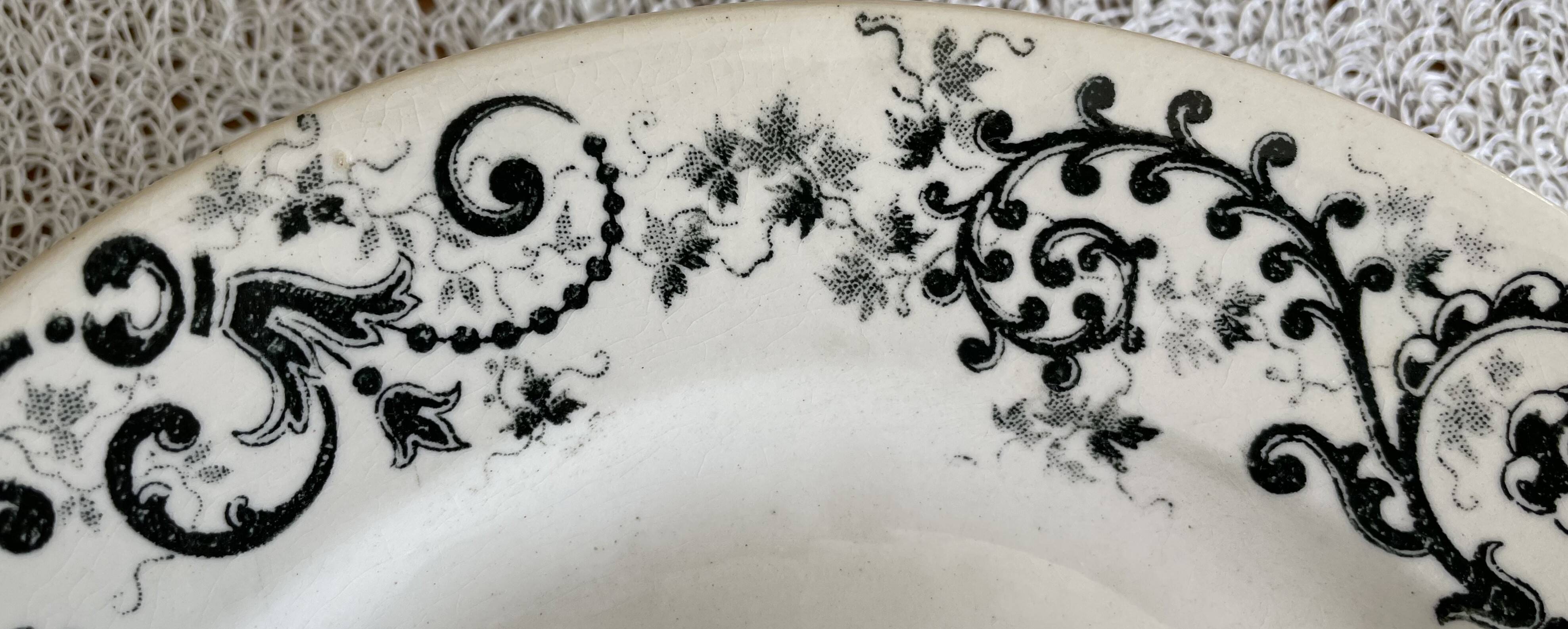 Plat à mignardises ancien sur piedouche en faïence de Choisy-le-Roi