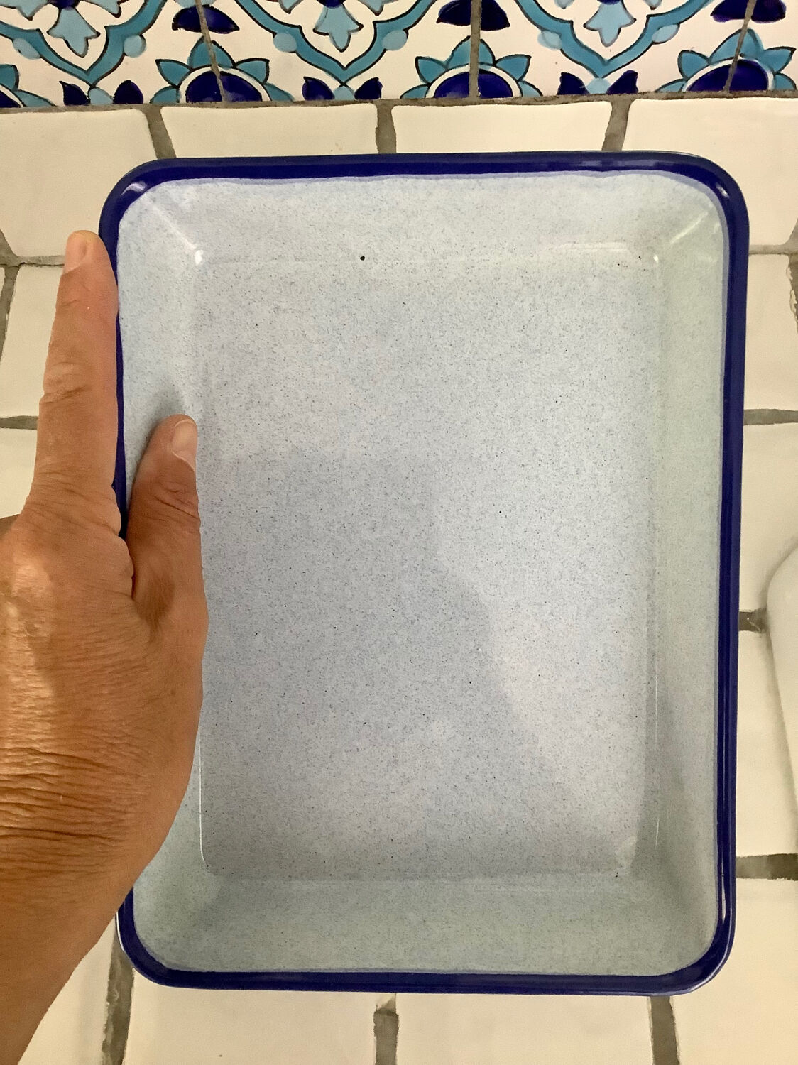 Enamelled sheet metal plate tray