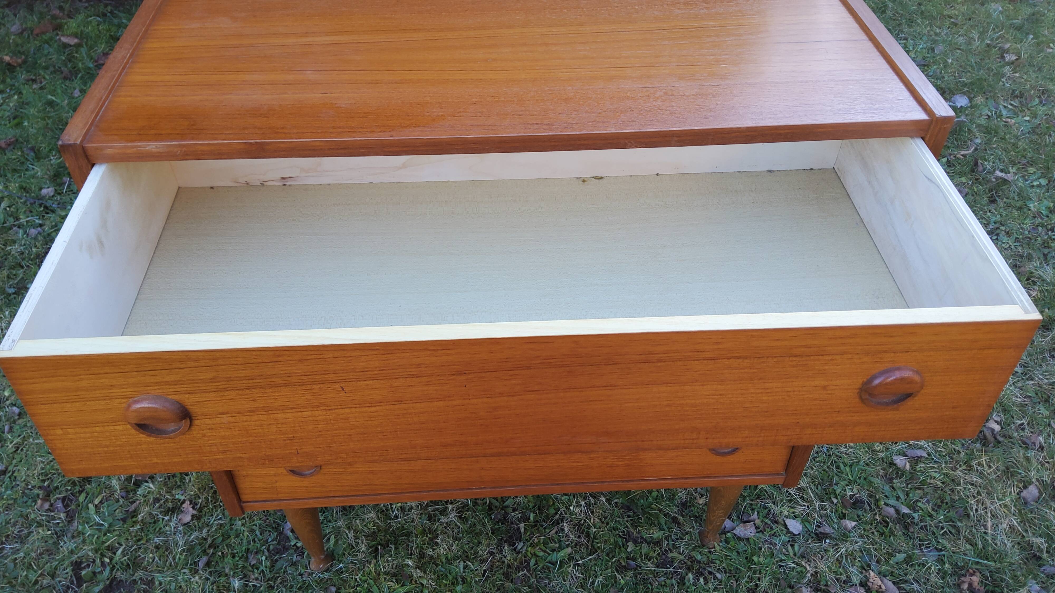 Scandinavian style teak chest of drawers from the 70s 4 drawers