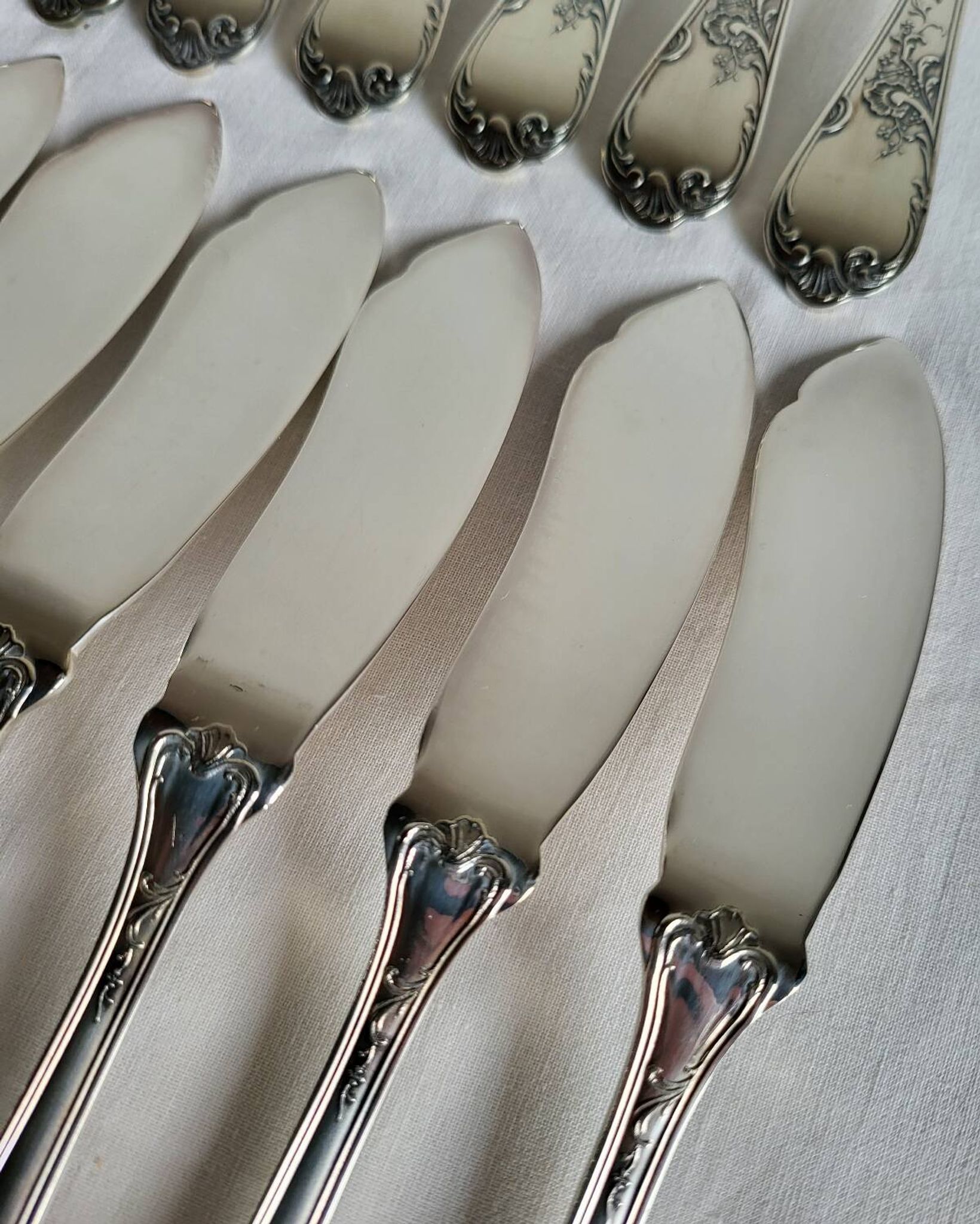 12 silver-plated metal fish cutlery pieces by Guildar, 24 pieces.