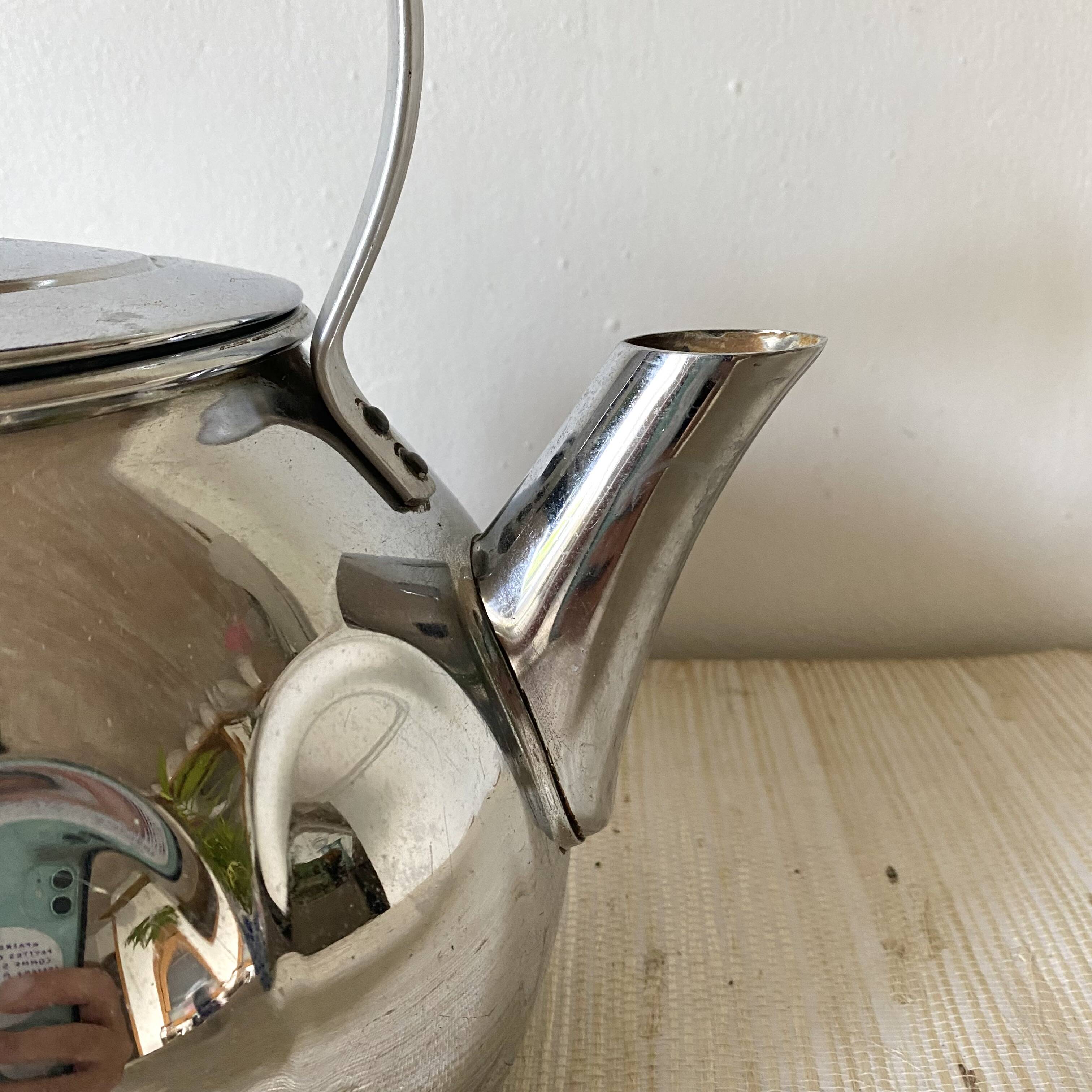 Vintage kettle in chrome metal and bakelite