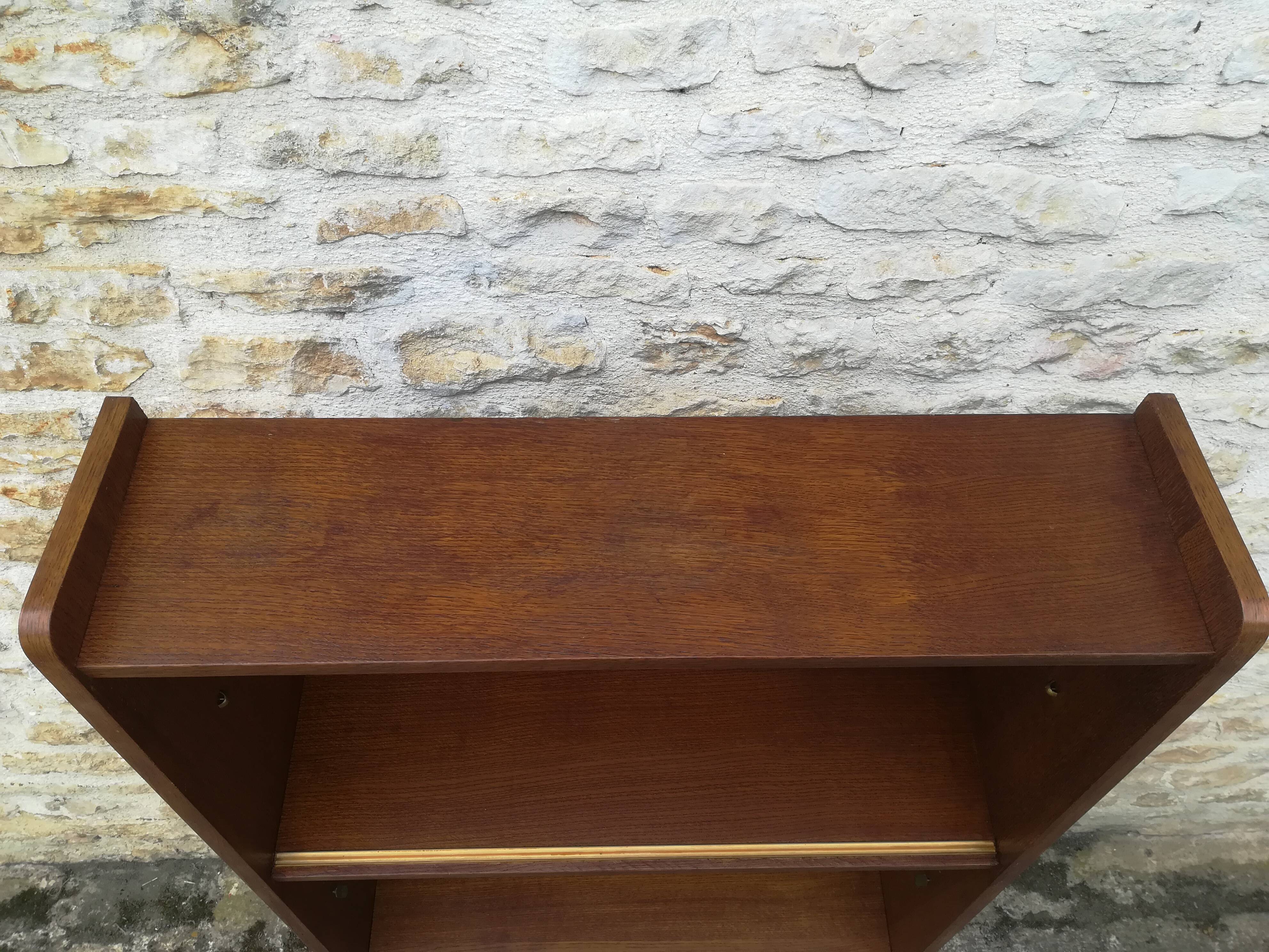 Vintage showcase library