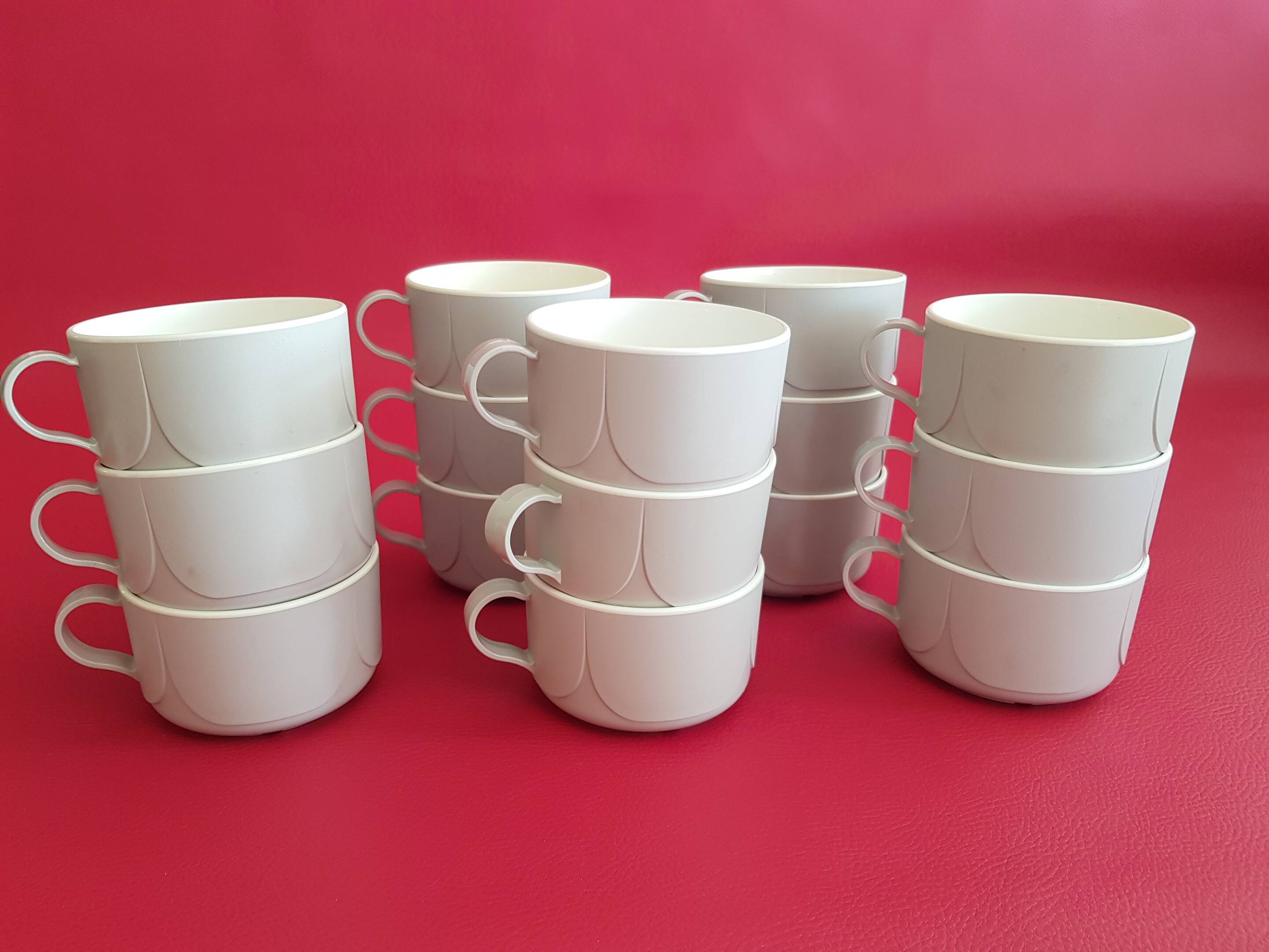 Set of 15 vintage air Littoral plastic cups