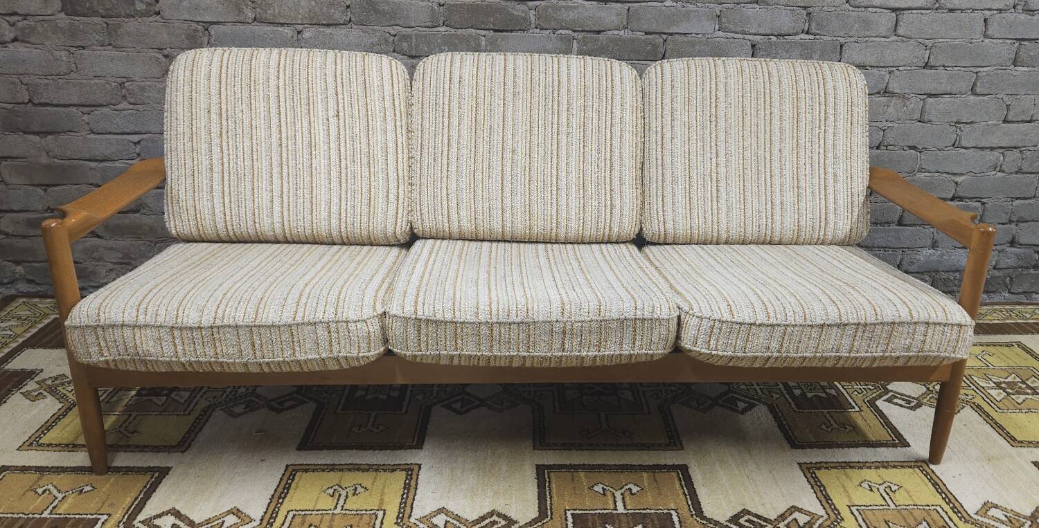 Scandinavian 3-seater canapé in boucle fabric from the 1960s.