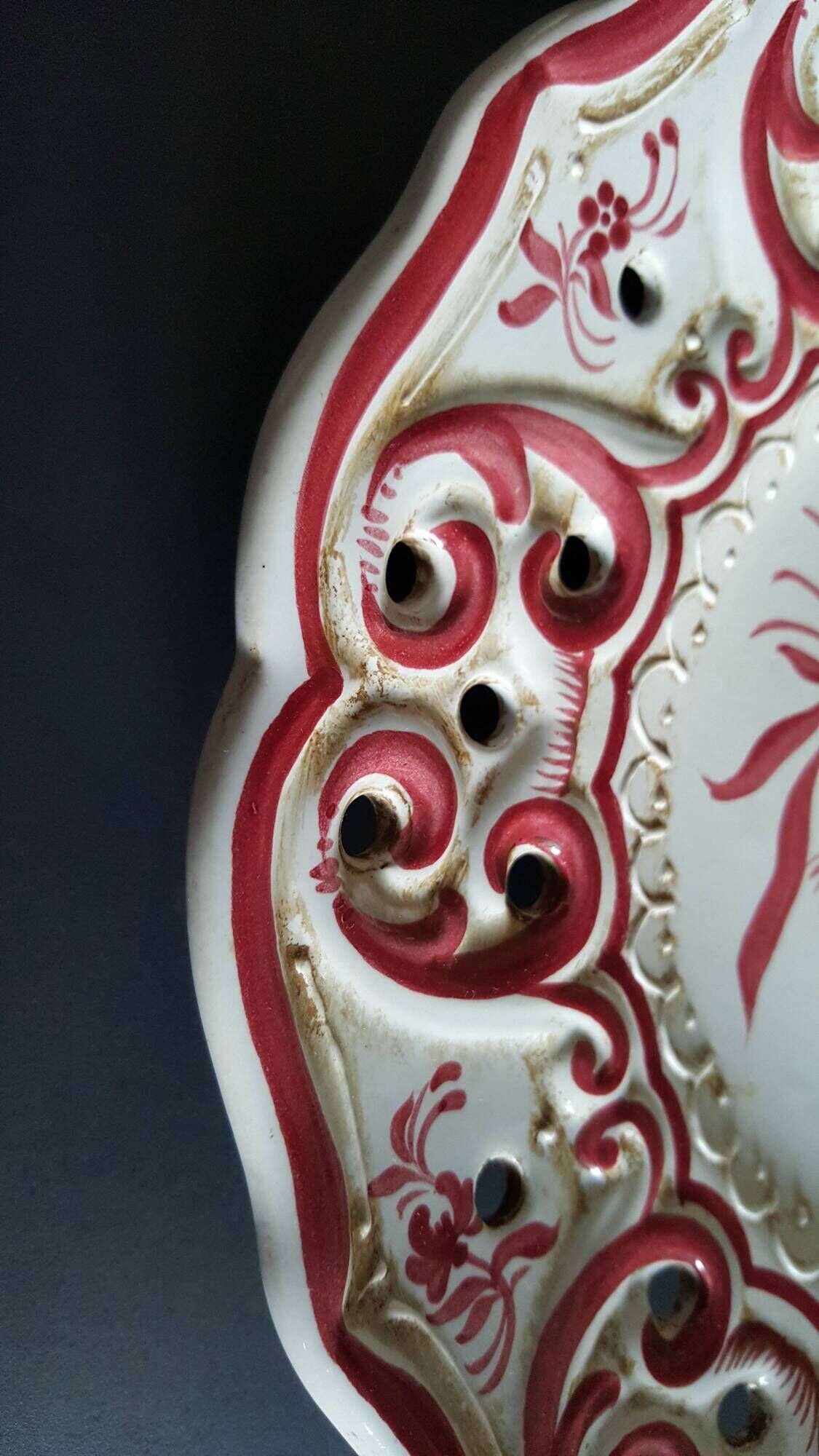 Old plates opened in handmade floral decoration