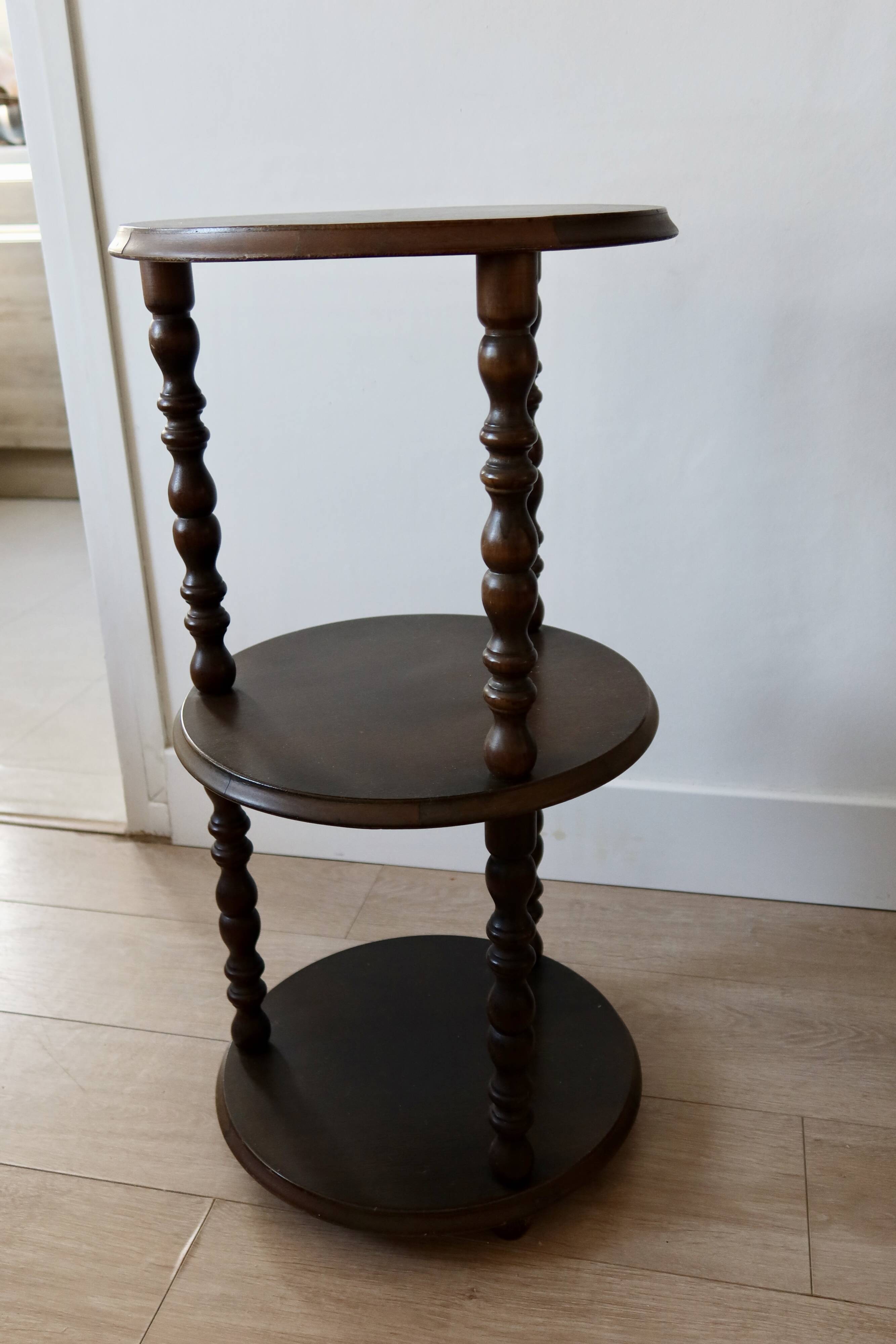 Table d’appoint vintage en bois tourné à trois niveaux meuble ancien style
