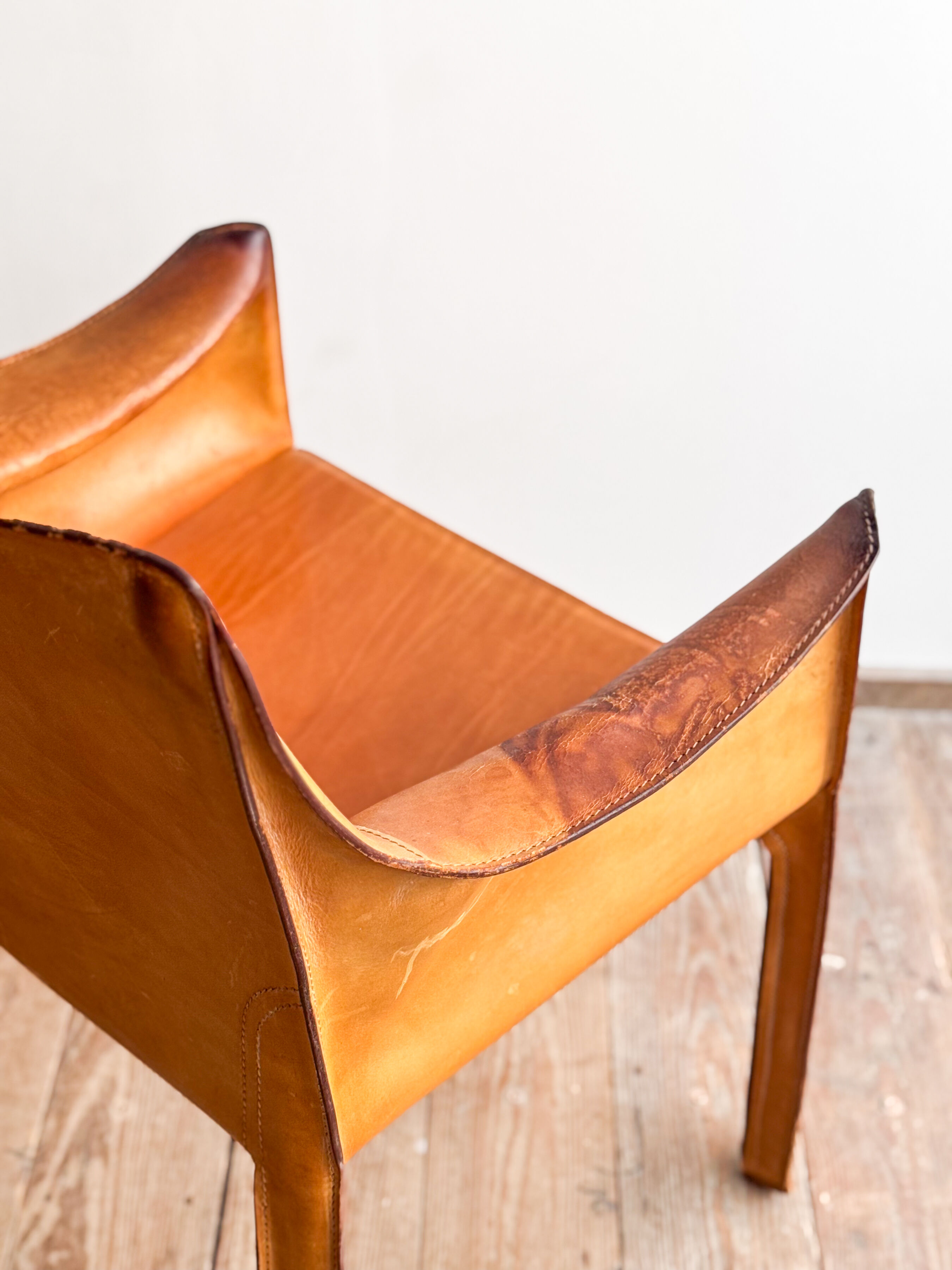 Paire de fauteuils Cab 413 par Mario Bellini en cuir beige patiné, Cassina