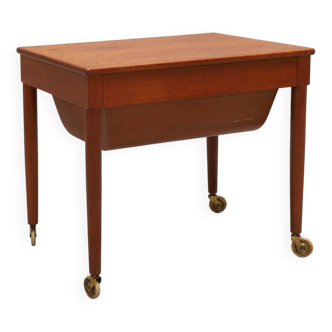 Table basse vintage en teck dite de couture sur roulettes avec coffre de rangement 1960 suede