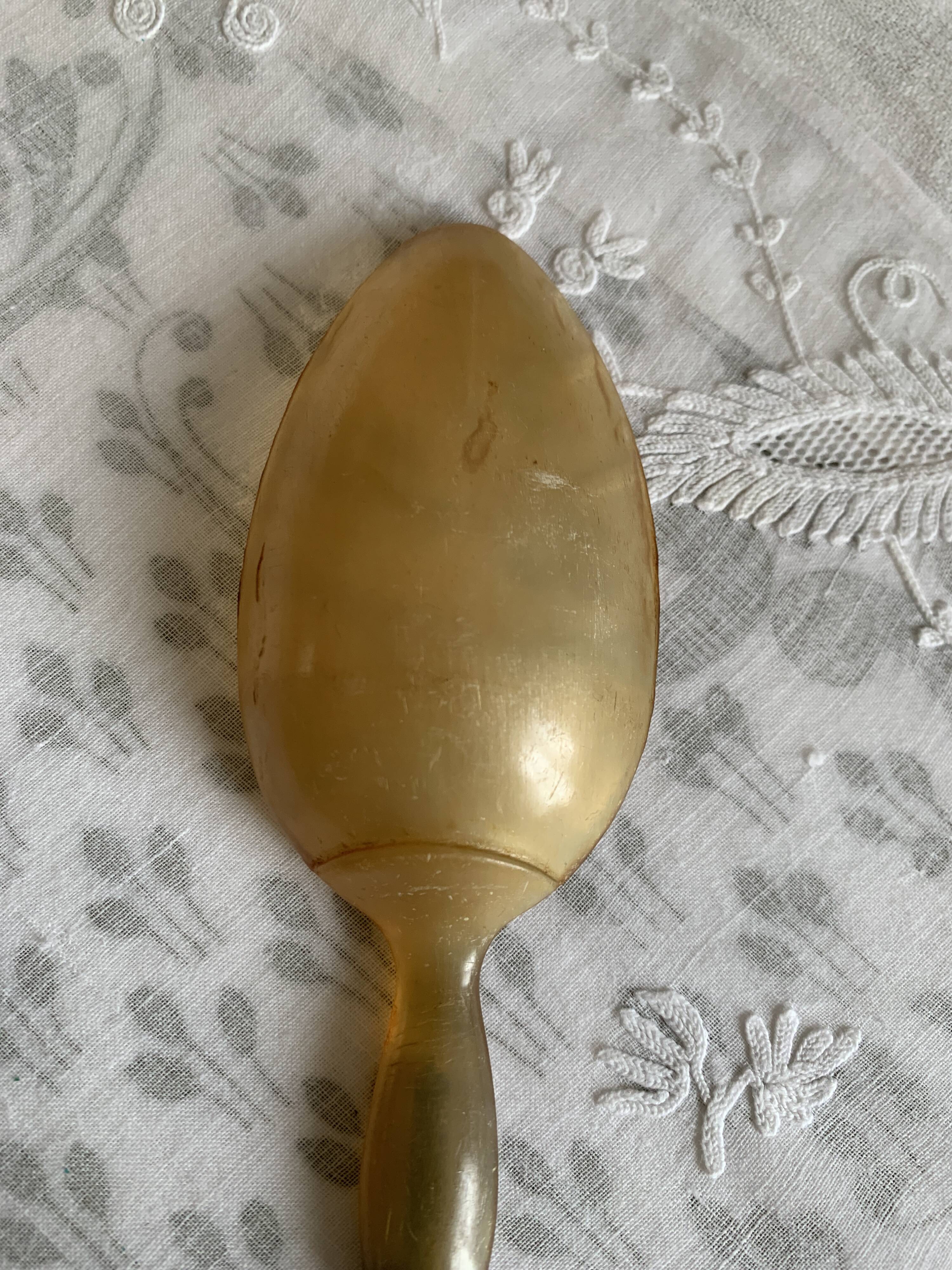 Couverts à salade en corne et métal ciselé années 1920