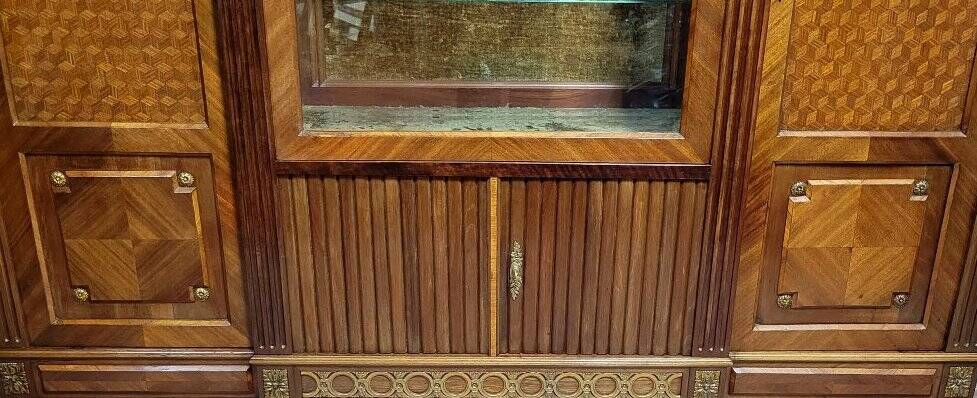 Important showcase library in fine wood and marquetry, stamped.