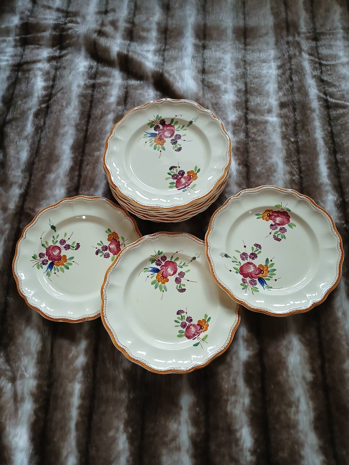 10 vintage Longchamp dinner plates