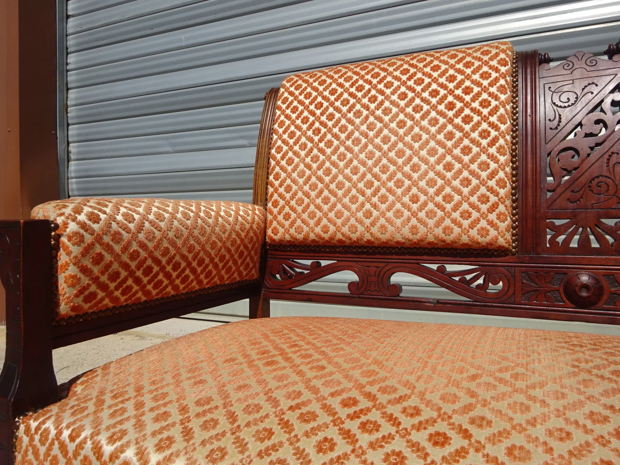 Ancienne banquette en bois et velours orange