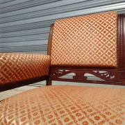 Ancienne banquette en bois et velours orange