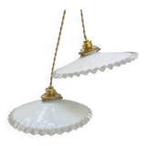 Paire de suspensions en opaline blanche