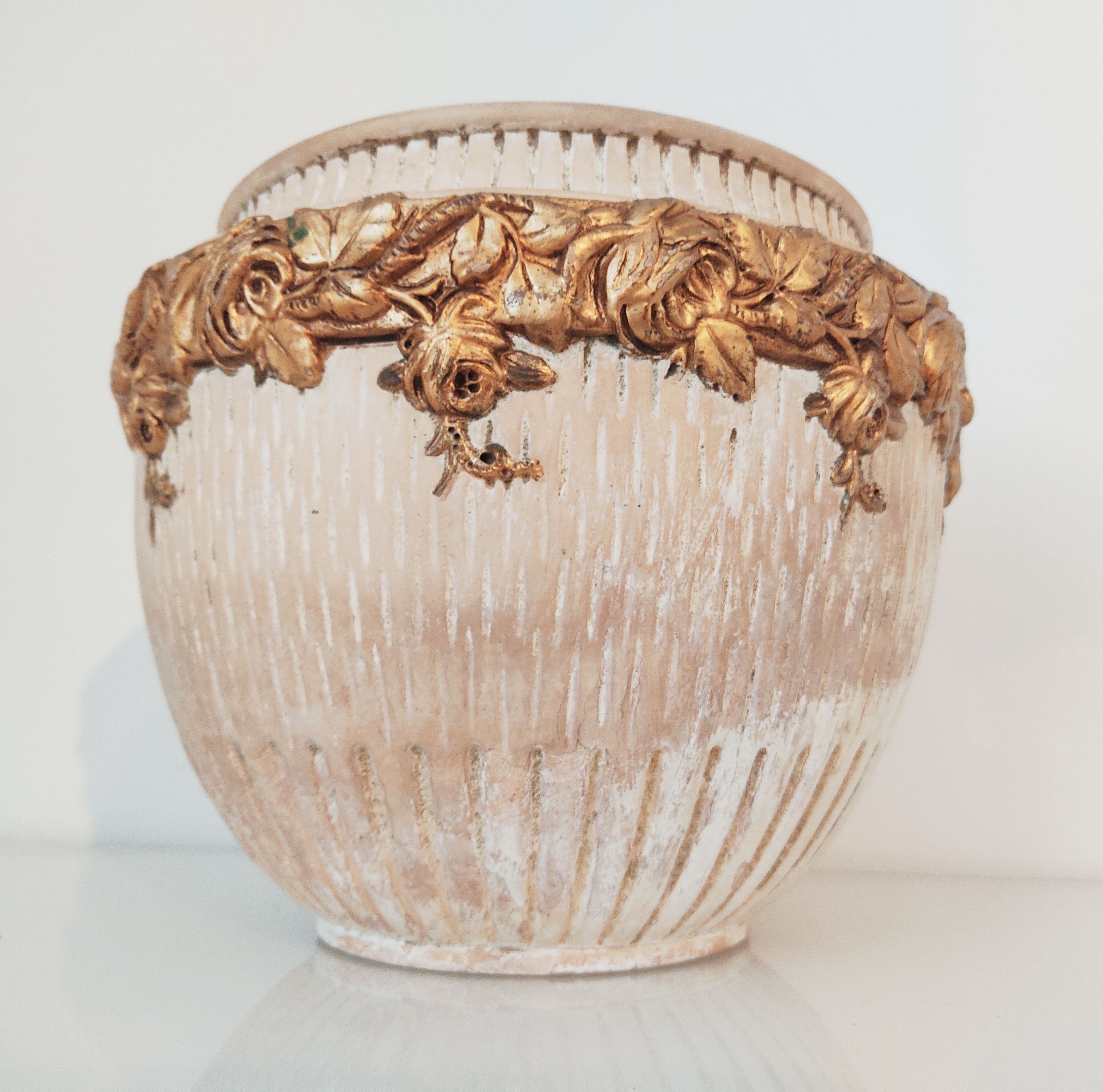 Terracotta pot cache golden flowers