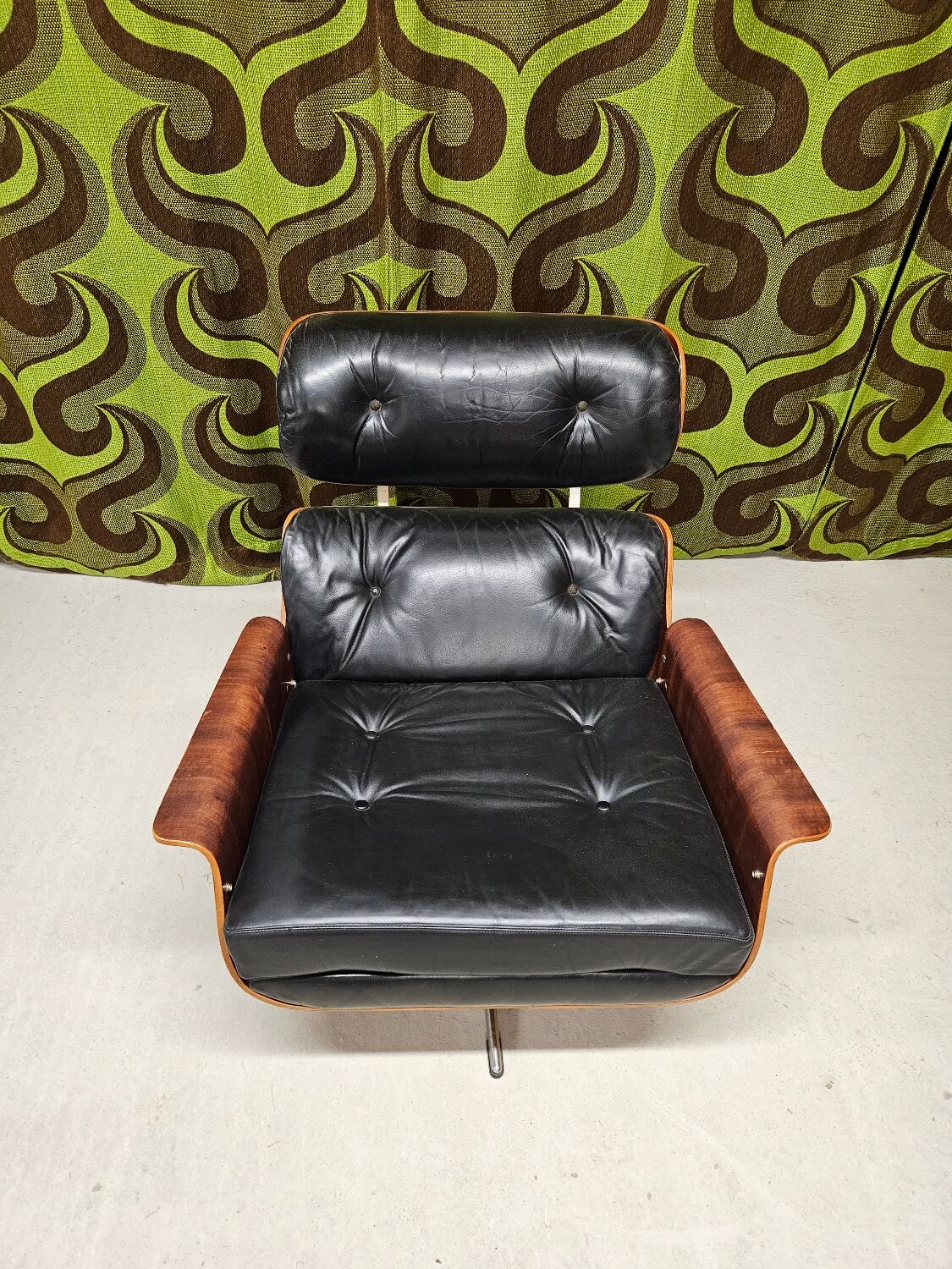 Fauteuil lounge cuir noir 1970 vintage