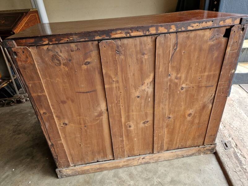 Mahogany and mahogany veneer sideboard - English work from the Victorian period - Circa 1870-1880