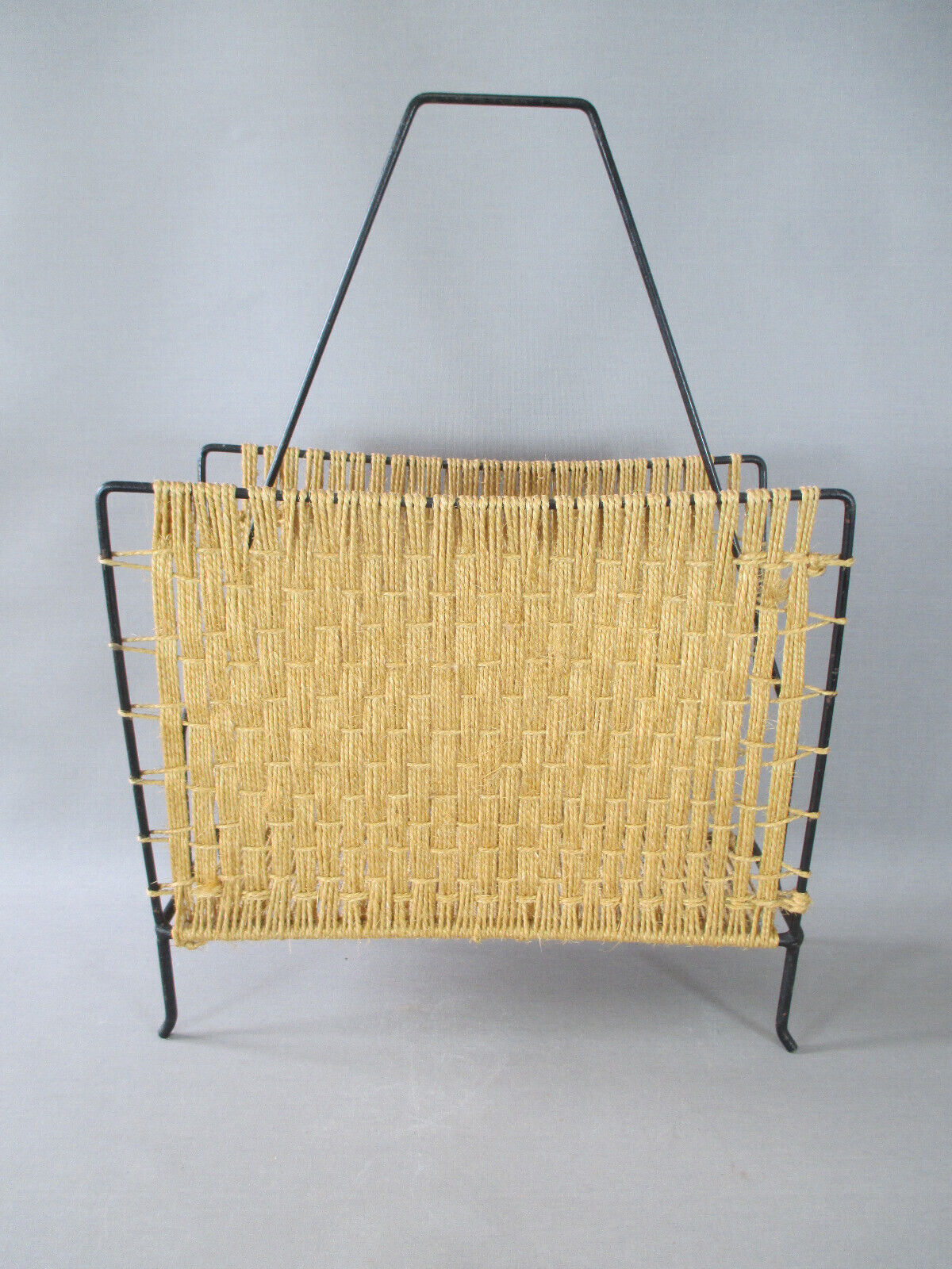 Rope and metal magazine holder