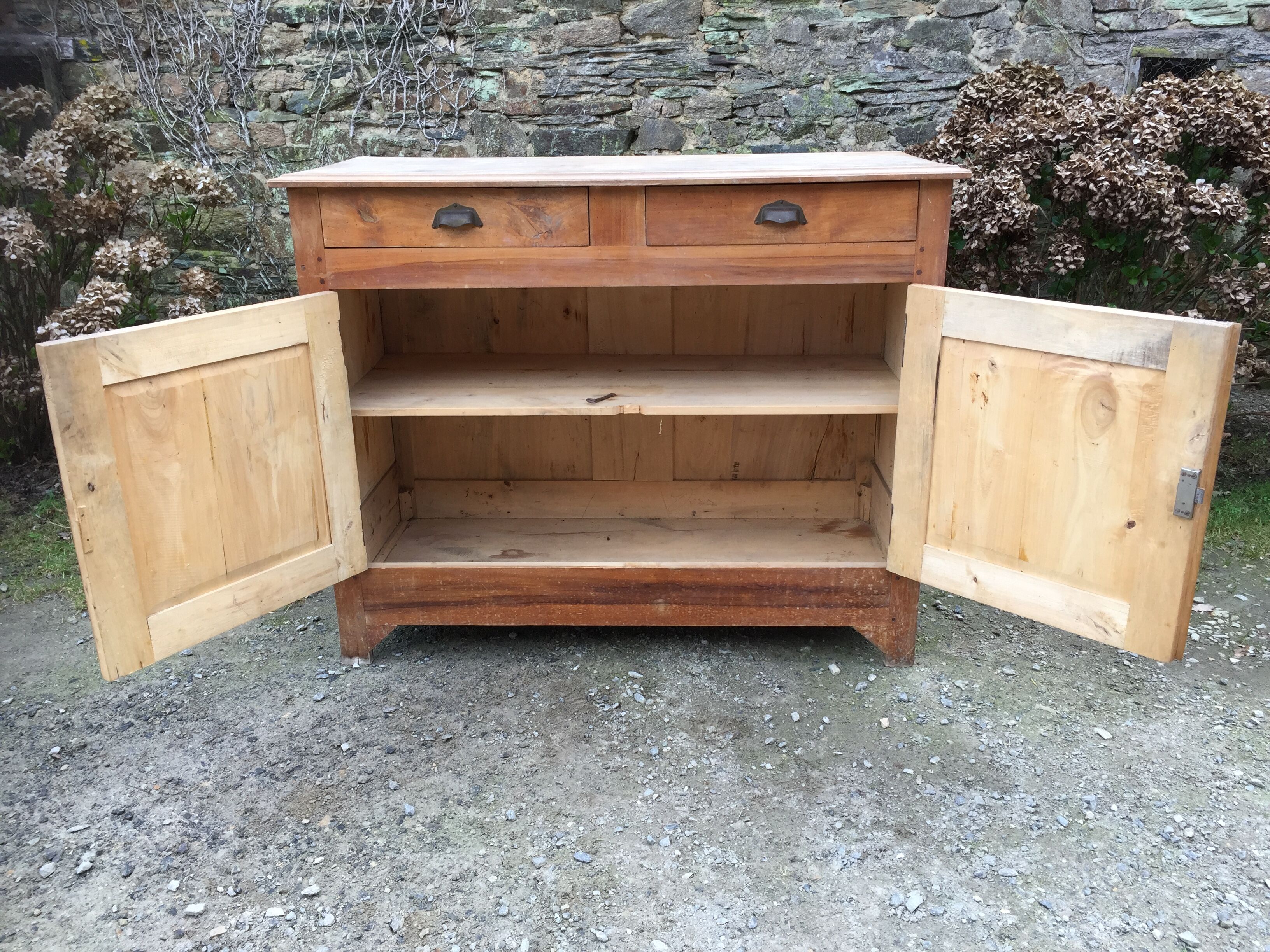 Buffet vintage parisien en bois de peuplier à 2 portes et 2 tiroirs.