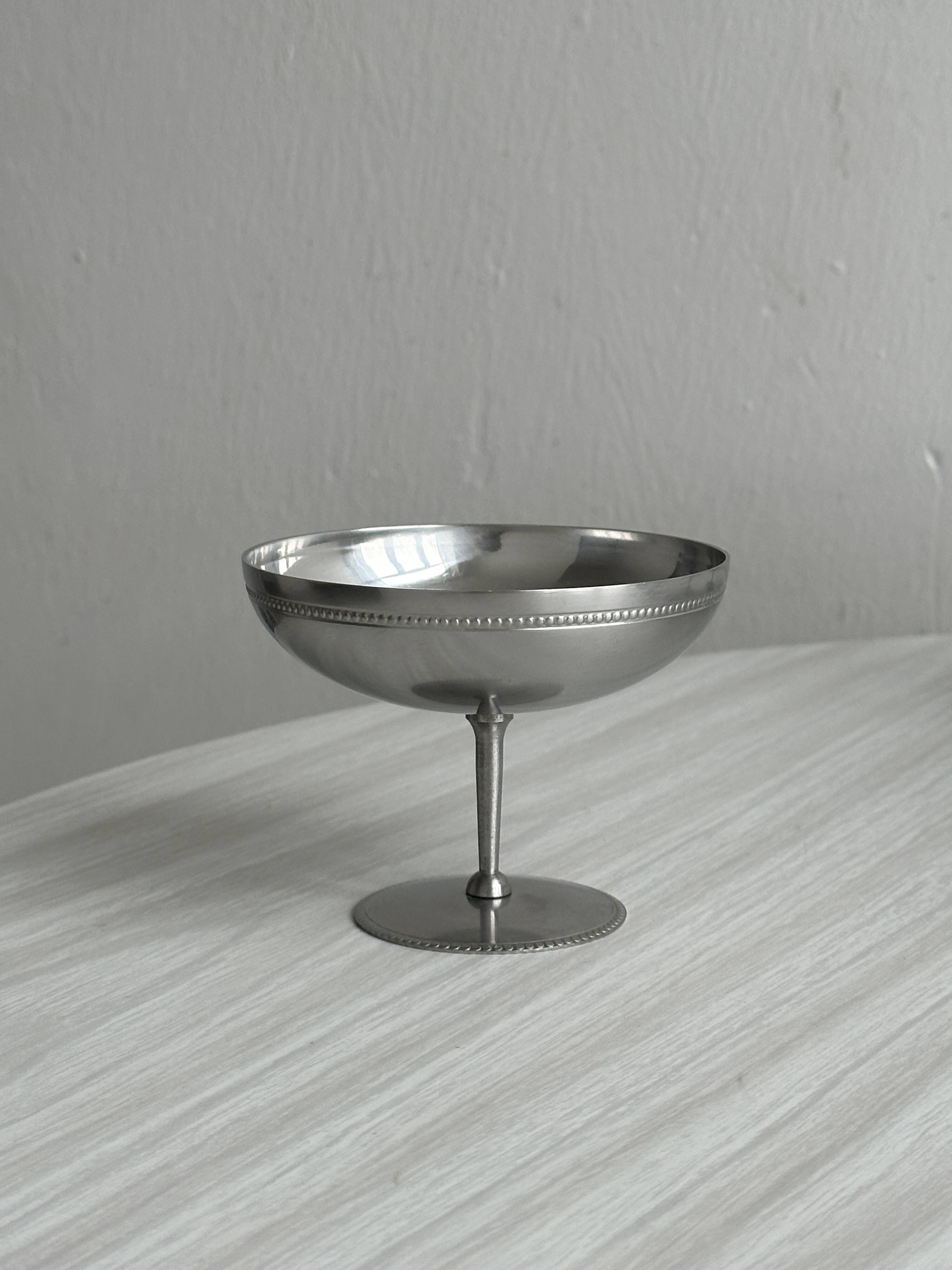 Set of 6 metal footed bowls in shiny finish.