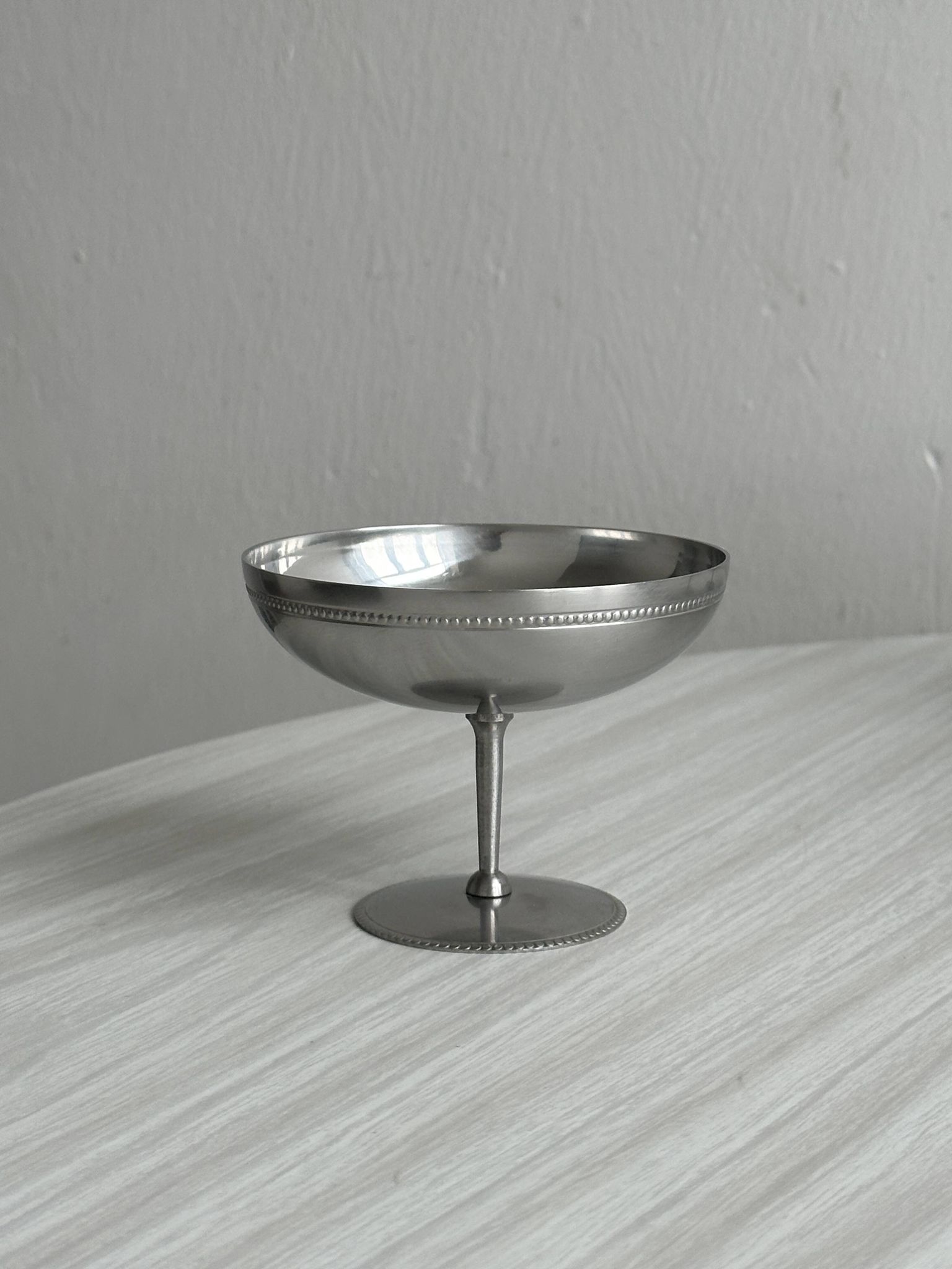 Set of 6 metal footed bowls in shiny finish.