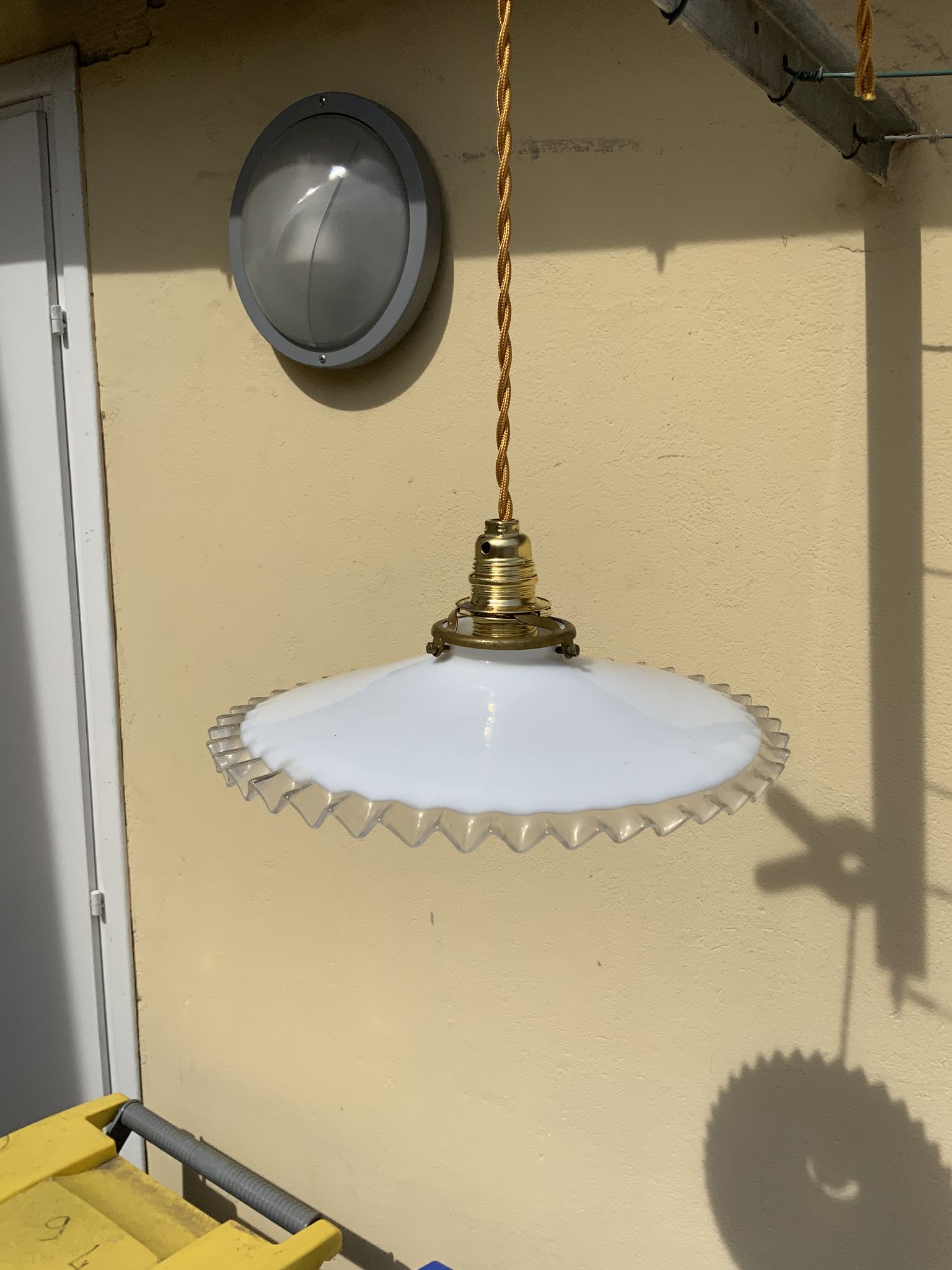Vintage suspension in opaline glass shape pleated handkerchief Diameter 24 cm brass claw