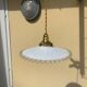 Suspension vintage en verre opaline forme mouchoir plissé diamètre 24 cm griffe laiton