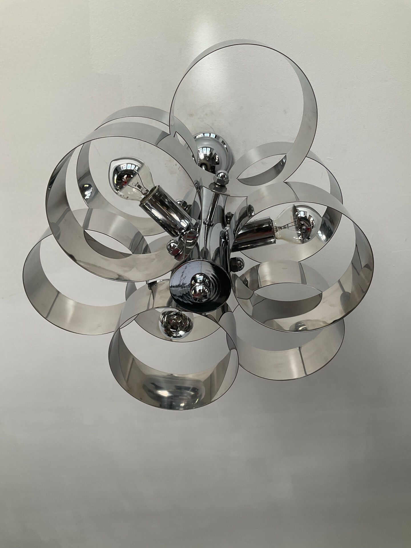 Chrome metal Space Age Sciolari chandelier from the 1970s.
