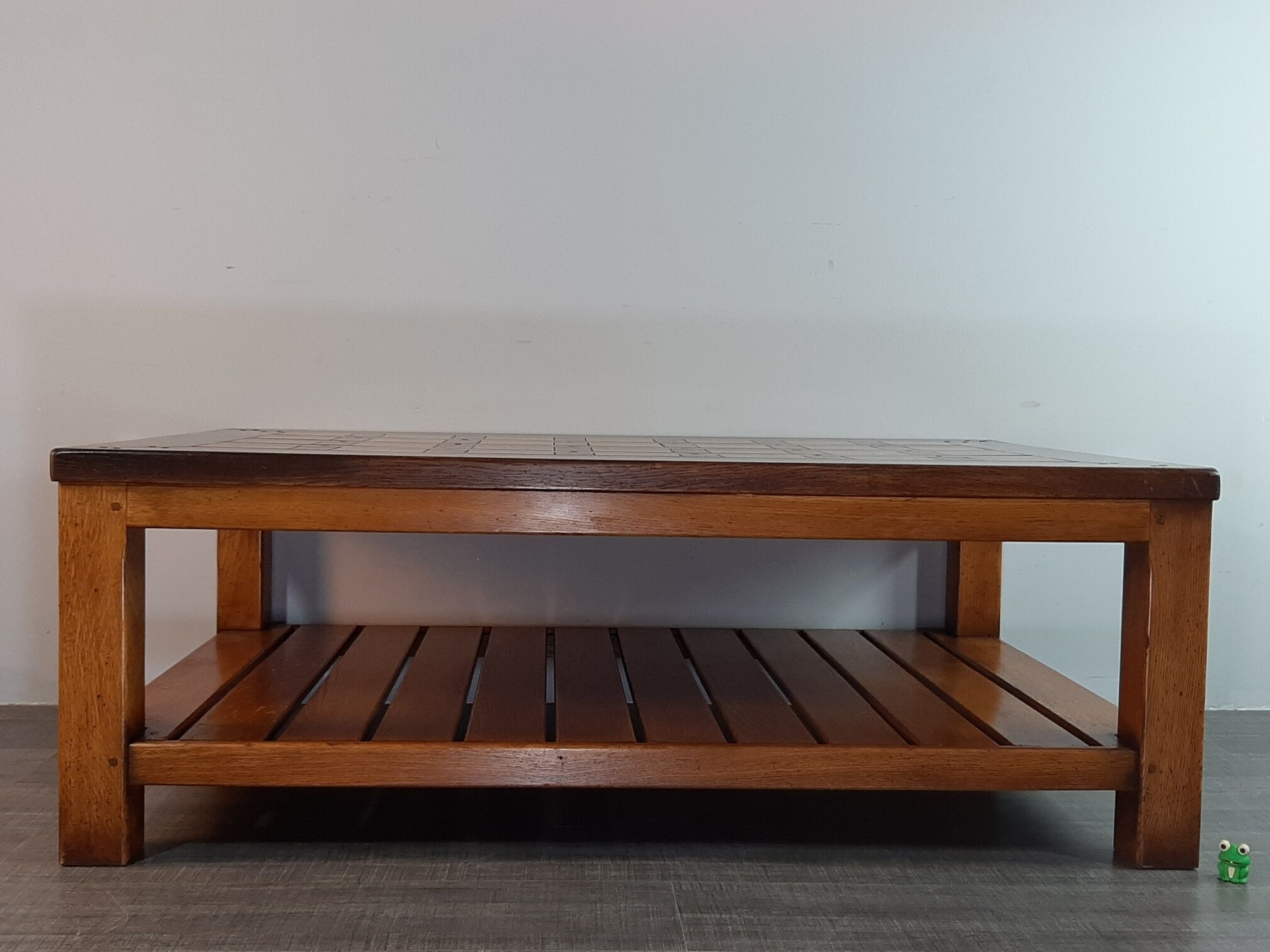 Table basse danoise en chêne début XXème siècle plateau à damier
