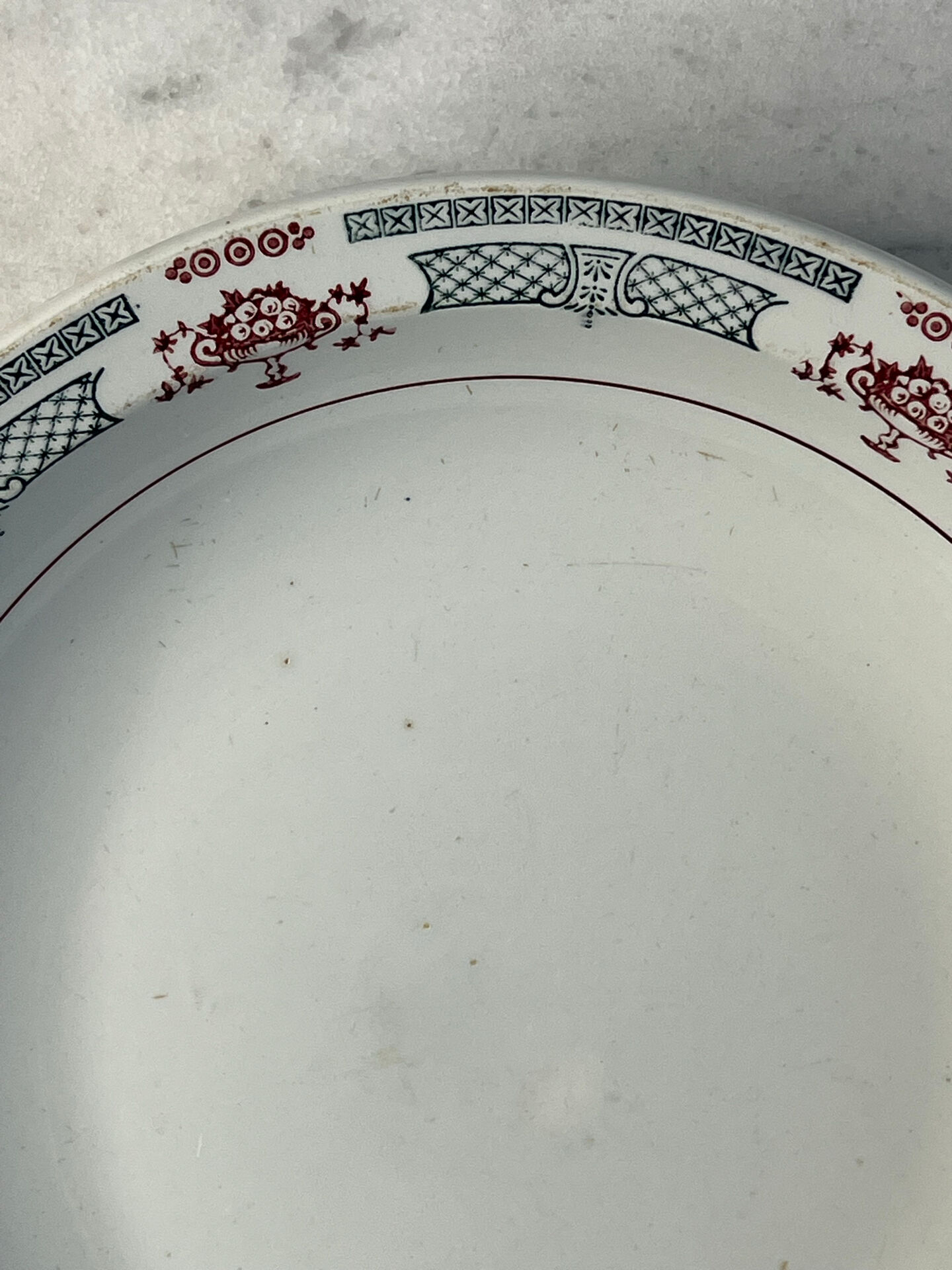 Plat de présentation en faïence Saint-Amand 26,5cm