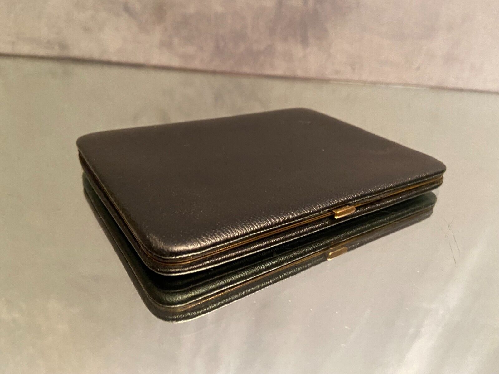 Porte-cartes en cuir noir intérieur rouge nécessaire à courrier de voyage 1950