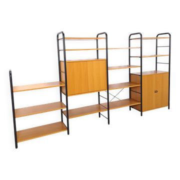 Système de mur modulaire Ikea Niklas avec armoires et étagères vintage.