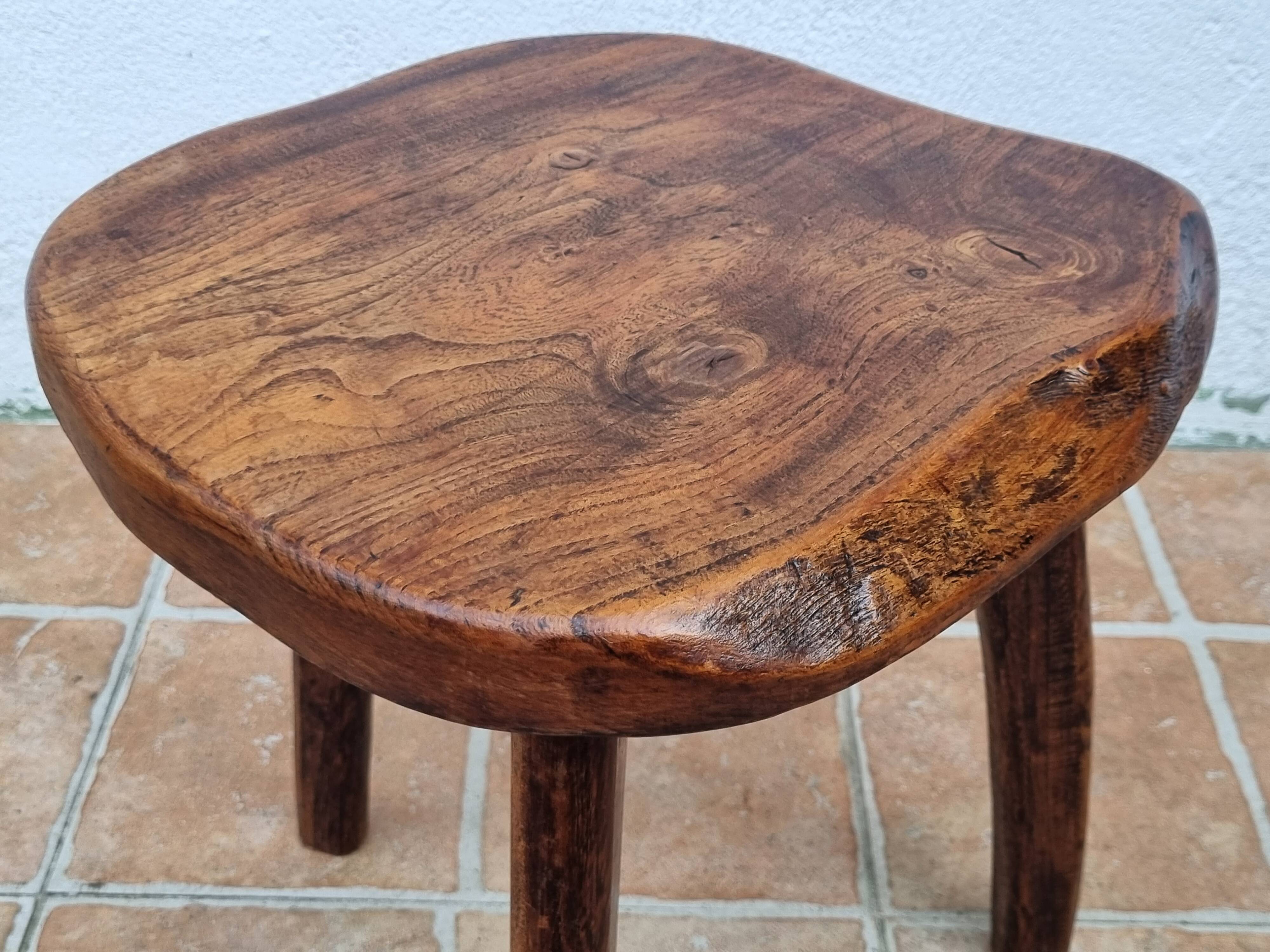 Low tripod stool in solid wood, design by Henri Bataille, 35 cm