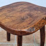 Low tripod stool in solid wood, design by Henri Bataille, 35 cm